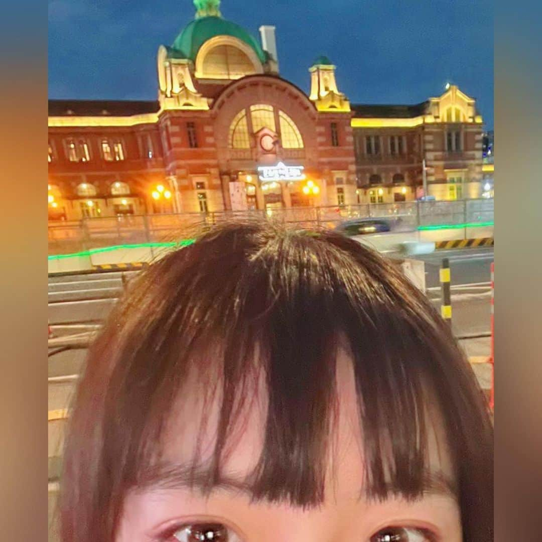 花田優里音さんのインスタグラム写真 - (花田優里音Instagram)「✨テレビ出演のお知らせです✨ こんばんは 10/18(水)22:45〜23:00 NHK 夜ドラ「ミワさんなりすます」第3話に ちょっとやな感じの子で少しだけ出演しています🥸 お時間ありましたらぜひ、観てください📺 . もう秋ですね🍂 1週間前までは半袖を着ていましたが 今はもうもふもふ服を着ています。 最近は、 かつてないほどの風邪をひいて数日寝込んだり ピアノを弾きまくっていました。 ↑コンクールはまだ続いているので引き続き頑張ります。 あと、旅行に行きました✈️ 初めて自分で1から全部手配して👍🏻外国に行きました。 韓国だから近いけど…ドキドキしましたよ😅 ミュージカルを観たりKPOPイベントに行ったり あちこち歩き回ったり食べ回ったり… クッタクタに疲れるほど楽しパワー溢れる旅でした！ なんだってできてしまうような 大きな気分になって帰ってきましたが スーツケースの片付けすらまだまともにできていません。 小腹が空いたら大量に買いすぎた海苔を食べています。 . #ミワさんなりすます #NHK #夜ドラ #テレビ出演 #花田優里音  #韓国旅行  #写真いっぱい載っけてみました🥳 #オシャレなカフェがあちこちたくさん  #そういうとこでは写真撮り忘れた #無念  #お肉美味しい #冷麺美味しい #パンも美味しい #これ辛くないかいちいちお店の人に聞く  #大丈夫よー辛くないよーと言われてもだいたい辛い  #だいたいどこも量多い  #海苔  #インフルエンザも流行ってきてますね  #たくさん食べて暖かくして #元気に過ごしてね」10月17日 20時52分 - yurine_hanada