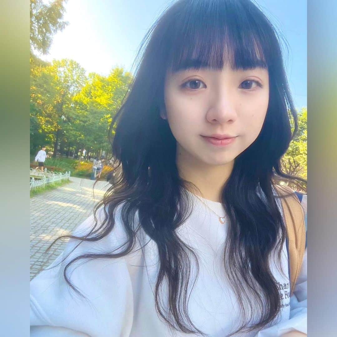 花田優里音のインスタグラム：「✨テレビ出演のお知らせです✨ こんばんは 10/18(水)22:45〜23:00 NHK 夜ドラ「ミワさんなりすます」第3話に ちょっとやな感じの子で少しだけ出演しています🥸 お時間ありましたらぜひ、観てください📺 . もう秋ですね🍂 1週間前までは半袖を着ていましたが 今はもうもふもふ服を着ています。 最近は、 かつてないほどの風邪をひいて数日寝込んだり ピアノを弾きまくっていました。 ↑コンクールはまだ続いているので引き続き頑張ります。 あと、旅行に行きました✈️ 初めて自分で1から全部手配して👍🏻外国に行きました。 韓国だから近いけど…ドキドキしましたよ😅 ミュージカルを観たりKPOPイベントに行ったり あちこち歩き回ったり食べ回ったり… クッタクタに疲れるほど楽しパワー溢れる旅でした！ なんだってできてしまうような 大きな気分になって帰ってきましたが スーツケースの片付けすらまだまともにできていません。 小腹が空いたら大量に買いすぎた海苔を食べています。 . #ミワさんなりすます #NHK #夜ドラ #テレビ出演 #花田優里音  #韓国旅行  #写真いっぱい載っけてみました🥳 #オシャレなカフェがあちこちたくさん  #そういうとこでは写真撮り忘れた #無念  #お肉美味しい #冷麺美味しい #パンも美味しい #これ辛くないかいちいちお店の人に聞く  #大丈夫よー辛くないよーと言われてもだいたい辛い  #だいたいどこも量多い  #海苔  #インフルエンザも流行ってきてますね  #たくさん食べて暖かくして #元気に過ごしてね」