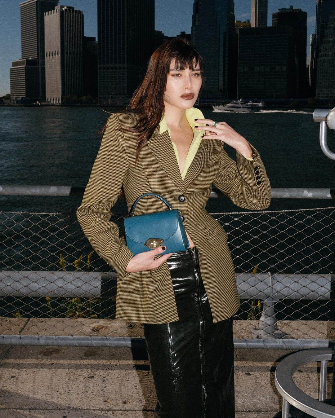 ナタリー・スアレスさんのインスタグラム写真 - (ナタリー・スアレスInstagram)「A day in Brooklyn with my new best friend, the @mulberryengland Lana handbag. #MulberryLana #ad」10月17日 21時03分 - natalieoffduty