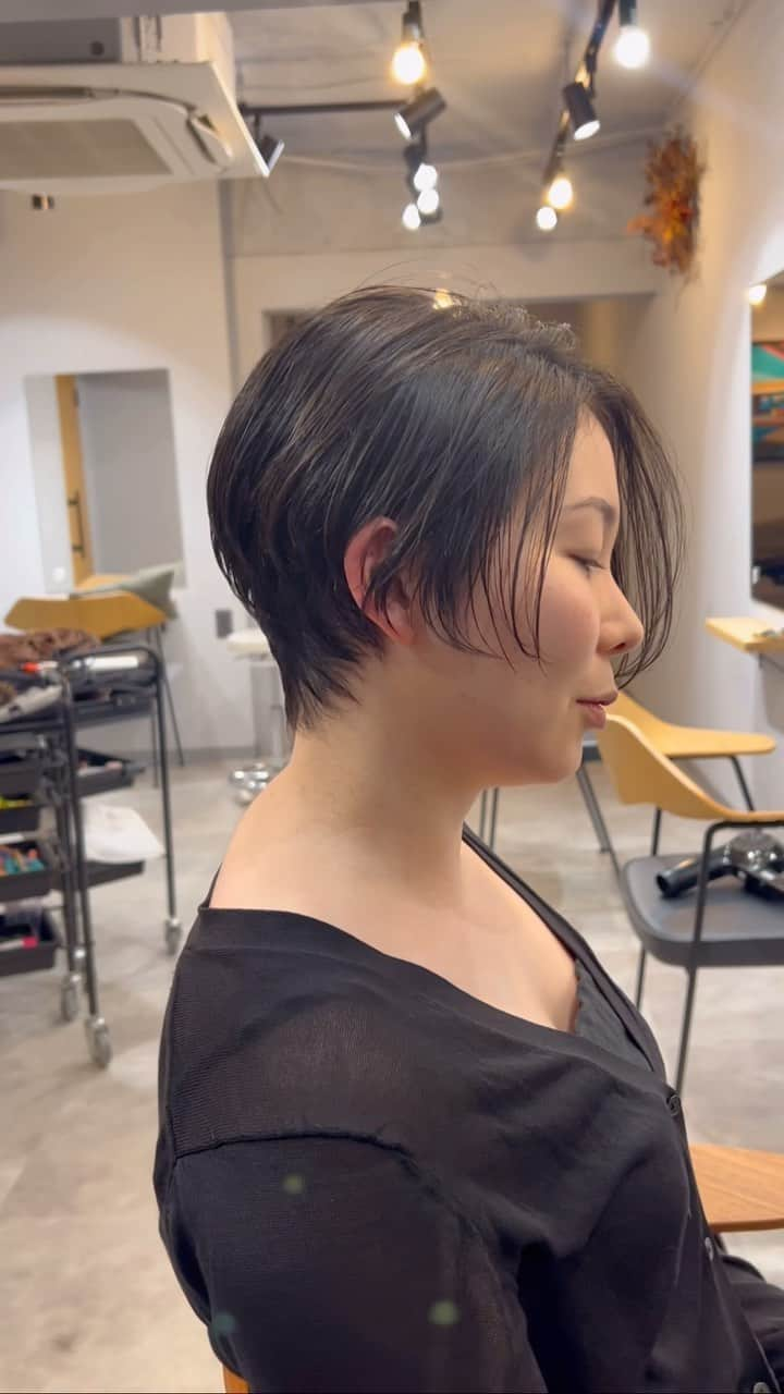 阿藤俊也のインスタグラム：「ウエイト高めのハンサムショート✂︎  ※好きな雰囲気のスタイルのお写真あれば ぜひ持参ください！！ 好みが伝わりやすいので、ありがたいです☺️  ◆イメージ変えたいけど、似合うか心配😥 ◆いつもどこか似合ってない気がする😥 ◆自分に似合う髪型がわからない😥 ◆自分でうまくセット出来ない😥 ◆とにかく良い感じになりたい😥  どんなお悩みでもご相談ください☺️ どんな状態からでも、素敵にします✨✨ 年齢も問わず、どなたでも  【⚠️ご予約について⚠️】 ↓↓↓↓↓↓↓↓↓↓↓↓↓ ホーム画面URLからへ 簡単にご予約可能です😊 予約がよくわからない場合は、 お電話にて確認お願い致します🤲🤲  #ショート#ショートボブ#ショートへア#ヘアスタイル#ハンサムショート#くびれレイヤー#大人へア#ボブ#ショートカット#くびれヘア #レイヤーカット#ウルフカット#刈り上げ #前下がりショート#ショートスタイル#レイヤーボブ#清澄白河#清澄白河美容室#阿藤俊也」