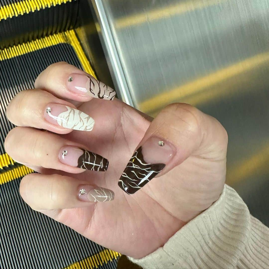 𝙍𝙚𝙣𝙖さんのインスタグラム写真 - (𝙍𝙚𝙣𝙖Instagram)「new nail🤎 ・ ・ 秋ネイルきらきらかわいい！！！ やっとネイルいけて嬉． ・ ・ #秋ネイル#ブラウンネイル#ラメネイル #ラメグラデーション #フレンチネイル  #グラデーションネイル #y2kfashion #y2kネイル #デザインネイル #フレンチネイル #フレンチネイルデザイン  #夏ネイル#夏ネイルデザイン #ワンカラーネイル #ワンカラーネイルデザイン  #トレンドネイル #海外風ネイル #海外ネイル #水色ネイル #個性派ネイル #シンプルネイル  #ジェルネイル#トレンドネイル  #韓国ネイル」10月17日 21時04分 - rena5083