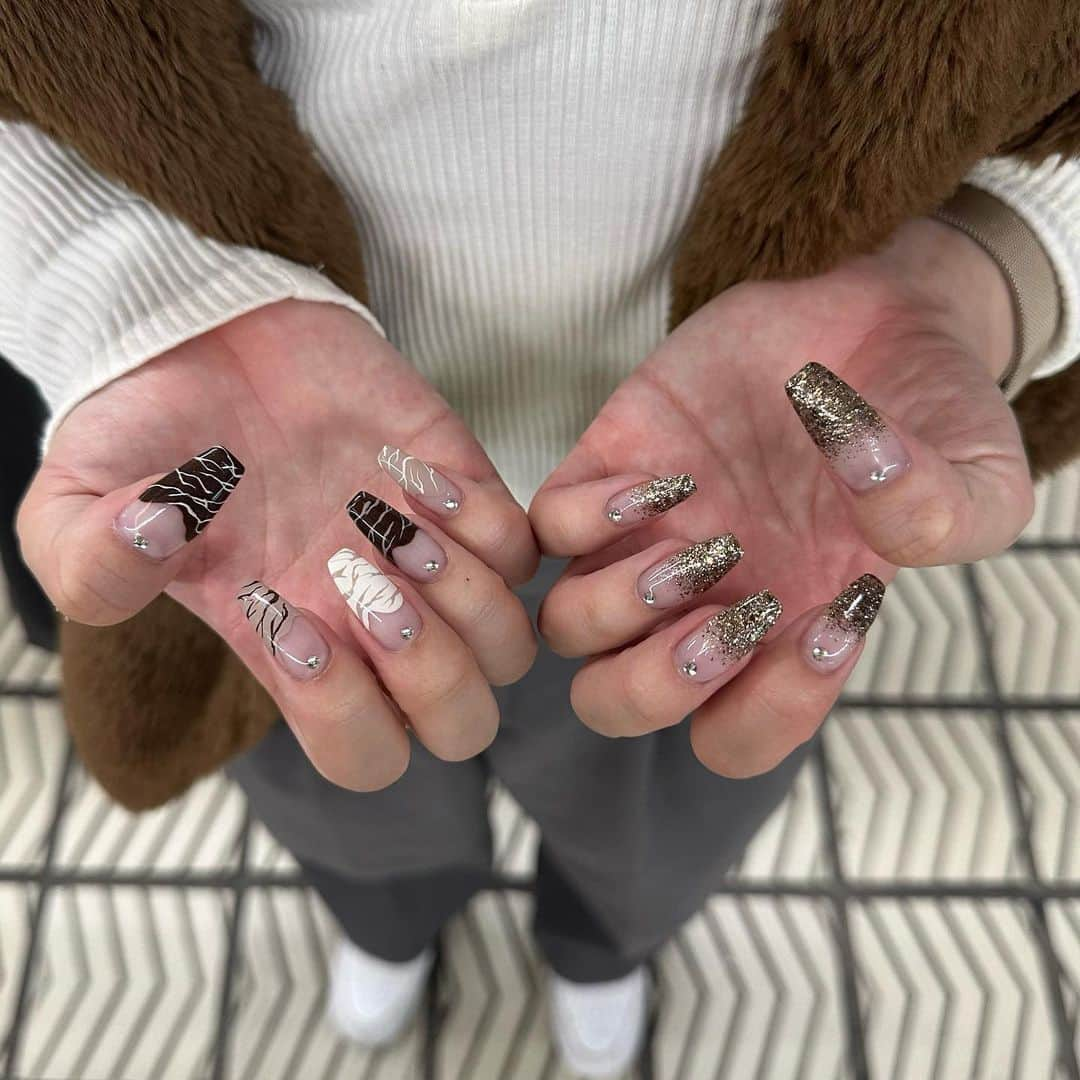 𝙍𝙚𝙣𝙖のインスタグラム：「new nail🤎 ・ ・ 秋ネイルきらきらかわいい！！！ やっとネイルいけて嬉． ・ ・ #秋ネイル#ブラウンネイル#ラメネイル #ラメグラデーション #フレンチネイル  #グラデーションネイル #y2kfashion #y2kネイル #デザインネイル #フレンチネイル #フレンチネイルデザイン  #夏ネイル#夏ネイルデザイン #ワンカラーネイル #ワンカラーネイルデザイン  #トレンドネイル #海外風ネイル #海外ネイル #水色ネイル #個性派ネイル #シンプルネイル  #ジェルネイル#トレンドネイル  #韓国ネイル」