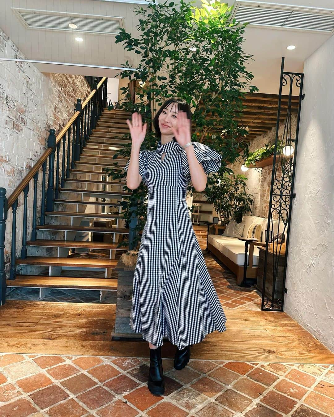 秋倉諒子さんのインスタグラム写真 - (秋倉諒子Instagram)「髪なんてすぐ伸びるでしょって こだわりなくてびっくりされるんだけど、 西岡のお陰だっ🤭❣️ @sk1n1  学生時代から頑張り屋さんで 寝てても任せられる安心感🙌 今回はレイヤー入れてもらってふわっと動きを出せるスタイリングに✨ 今回もありがとうー♡ @kakimotoarms_aoyama_official」10月17日 20時56分 - ryokoak45