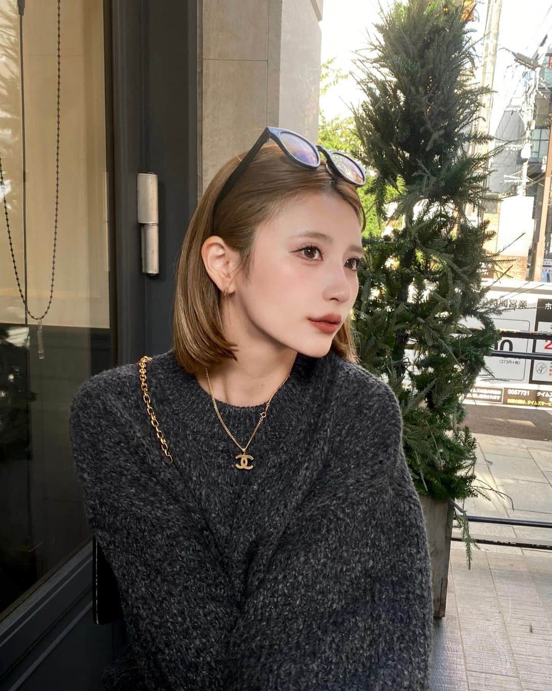 小串未来のインスタグラム：「.  ゆるゆるニットが可愛すぎる〜🩶 そして、今年はグレーがキテマス☝🏻笑  一枚でも可愛いのはもちろん スキニー×ロングブーツも可愛可愛🩷  でも、個人的にダウンベストはマストだね〜〜🙋‍♀️  #DIANTE #DIANTE_STYLE #fashion #outfits #ニット  #ニットコーデ #ボブ #きりっぱなしボブ」