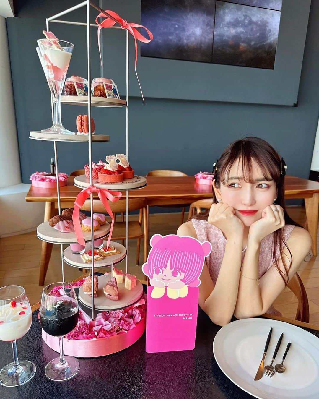 momoのインスタグラム：「手塚治虫さん ブラック・ジャック展開催記念🖤作品に登場するピノコがモチーフのコラボアフタヌーンティーに行ってきました🎀  @themoon_roppongi   六本木ヒルズ森タワー52階シティビューで開催中のブラック・ジャック展を記念したコラボレーションメニュー。 ピンクのアフヌン可愛くておいしかった🥰 ぴのこたんの真似してみた🤭  🎀ピノコのピンクアフタヌーンティ～BLACK JACK 50th Anniversary～🎀 THE SUN & THE MOON 2023年10月6日（金）～2023月11月6日（月） 11:00～17:00（L.O.15:00） ￥6,500（税込）別途サービス料10％  #thesunthemoon#afternoontea#六本木カフェ#六本木グルメ#六本木ランチ#六本木ヒルズ#東京カフェ#東京グルメ#東京ランチ#東京アフタヌーンティー#アフヌン#アフヌン巡り#アフタヌーンティー#ピンクカフェ#ブラックジャック#ブラックジャック展#ピノコ#ピンクコーデ」