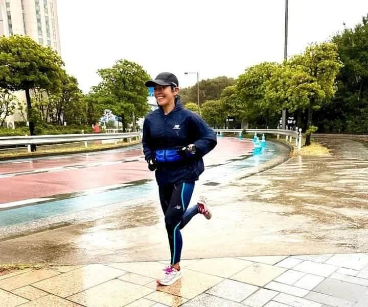 上田藍さんのインスタグラム写真 - (上田藍Instagram)「. 📣📣📣📣📣📣📣📣📣📣📣📣 On Sunday, I went to Odaiba to watch the 51.5km Japan Triathlon Championships.🇯🇵🏆️✨  I enjoyed cheering on the athletes' efforts as they ran the familiar and nostalgic course.🏃🎵 #triathlon  #nationalchanpionship🇯🇵 📣📣📣📣📣📣📣📣📣📣📣📣  先週の日曜日は、東京・お台場で開催された【日本選手権大会】の観戦に行ってきました🗽🇯🇵✨  初めて出場をした2003年(当時19歳)から2020年(2021年は宮崎開催)までは、お台場で開催される日本選手権へは出場選手として訪れていたので、今回、応援で訪れたのは初めてでした🍀  観戦がメインでしたが、次のレースに向けてトレーニングも行いたかったので、早朝から会場入りをしてレースコースを走り回ってしまいました🏃✨ (📷️その時、気がついてくださった方が写真を撮ってくださっていました🤗)  大会当日は生憎の雨でしたが、寒さと風で体が冷える気候になり、その過酷な気候にどう対応できるかが鍵となったと思います💪🔥  その中で目標に向かって戦う選手の皆さんのパフォーマンスを近くで観て応援ができて、心がウキウキしました🍀  そして、全てのレースを終えた後は、パラトライアスロンチームの皆さんが集まられている所にご一緒させてもらい、交流に溢れた1日となり、パワーを沢山いただきました🤗💓  でも、、、 雨模様で傘やカッパを着用して視界が狭くなりがちなことと、濡れた上に風が吹いて体感温度も低かったことから、レース会場(沿道)でもっと沢山の方とお話をしたかったのですが、それが叶わず残念にも思っています☔🌀  もしも、10月28日(土)・29日(日)に宮崎で開催されるトライアスロン大会に出場される方がいらっしゃいましたら、大会の解説・MCを務めさせていただきに宮崎を訪れておりますので、その時にお話ができると嬉しいです☀️  2023年のトライアスロンシーズンも終盤となりましたので、季節の変化にうまく順応しながら、心も身体も整えていきましょう🌿  #日本選手権　#お台場 #初めての観戦 #ウズウズしてくる？ #結局走り回ってしまいました🏃 #トライアスロン #上田藍 #感謝🍀」10月17日 20時57分 - ai_love_tri