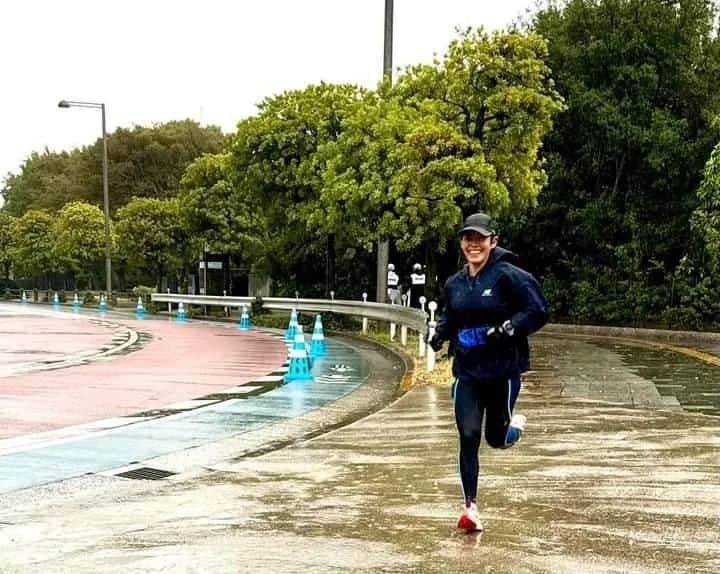 上田藍さんのインスタグラム写真 - (上田藍Instagram)「. 📣📣📣📣📣📣📣📣📣📣📣📣 On Sunday, I went to Odaiba to watch the 51.5km Japan Triathlon Championships.🇯🇵🏆️✨  I enjoyed cheering on the athletes' efforts as they ran the familiar and nostalgic course.🏃🎵 #triathlon  #nationalchanpionship🇯🇵 📣📣📣📣📣📣📣📣📣📣📣📣  先週の日曜日は、東京・お台場で開催された【日本選手権大会】の観戦に行ってきました🗽🇯🇵✨  初めて出場をした2003年(当時19歳)から2020年(2021年は宮崎開催)までは、お台場で開催される日本選手権へは出場選手として訪れていたので、今回、応援で訪れたのは初めてでした🍀  観戦がメインでしたが、次のレースに向けてトレーニングも行いたかったので、早朝から会場入りをしてレースコースを走り回ってしまいました🏃✨ (📷️その時、気がついてくださった方が写真を撮ってくださっていました🤗)  大会当日は生憎の雨でしたが、寒さと風で体が冷える気候になり、その過酷な気候にどう対応できるかが鍵となったと思います💪🔥  その中で目標に向かって戦う選手の皆さんのパフォーマンスを近くで観て応援ができて、心がウキウキしました🍀  そして、全てのレースを終えた後は、パラトライアスロンチームの皆さんが集まられている所にご一緒させてもらい、交流に溢れた1日となり、パワーを沢山いただきました🤗💓  でも、、、 雨模様で傘やカッパを着用して視界が狭くなりがちなことと、濡れた上に風が吹いて体感温度も低かったことから、レース会場(沿道)でもっと沢山の方とお話をしたかったのですが、それが叶わず残念にも思っています☔🌀  もしも、10月28日(土)・29日(日)に宮崎で開催されるトライアスロン大会に出場される方がいらっしゃいましたら、大会の解説・MCを務めさせていただきに宮崎を訪れておりますので、その時にお話ができると嬉しいです☀️  2023年のトライアスロンシーズンも終盤となりましたので、季節の変化にうまく順応しながら、心も身体も整えていきましょう🌿  #日本選手権　#お台場 #初めての観戦 #ウズウズしてくる？ #結局走り回ってしまいました🏃 #トライアスロン #上田藍 #感謝🍀」10月17日 20時57分 - ai_love_tri