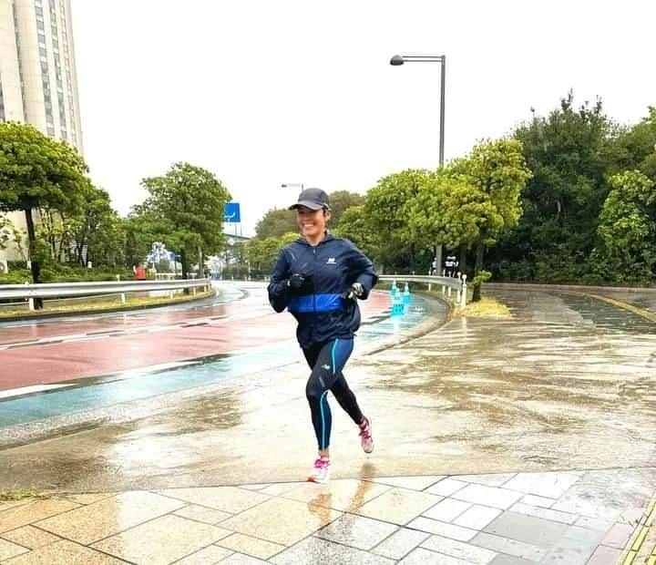 上田藍さんのインスタグラム写真 - (上田藍Instagram)「. 📣📣📣📣📣📣📣📣📣📣📣📣 On Sunday, I went to Odaiba to watch the 51.5km Japan Triathlon Championships.🇯🇵🏆️✨  I enjoyed cheering on the athletes' efforts as they ran the familiar and nostalgic course.🏃🎵 #triathlon  #nationalchanpionship🇯🇵 📣📣📣📣📣📣📣📣📣📣📣📣  先週の日曜日は、東京・お台場で開催された【日本選手権大会】の観戦に行ってきました🗽🇯🇵✨  初めて出場をした2003年(当時19歳)から2020年(2021年は宮崎開催)までは、お台場で開催される日本選手権へは出場選手として訪れていたので、今回、応援で訪れたのは初めてでした🍀  観戦がメインでしたが、次のレースに向けてトレーニングも行いたかったので、早朝から会場入りをしてレースコースを走り回ってしまいました🏃✨ (📷️その時、気がついてくださった方が写真を撮ってくださっていました🤗)  大会当日は生憎の雨でしたが、寒さと風で体が冷える気候になり、その過酷な気候にどう対応できるかが鍵となったと思います💪🔥  その中で目標に向かって戦う選手の皆さんのパフォーマンスを近くで観て応援ができて、心がウキウキしました🍀  そして、全てのレースを終えた後は、パラトライアスロンチームの皆さんが集まられている所にご一緒させてもらい、交流に溢れた1日となり、パワーを沢山いただきました🤗💓  でも、、、 雨模様で傘やカッパを着用して視界が狭くなりがちなことと、濡れた上に風が吹いて体感温度も低かったことから、レース会場(沿道)でもっと沢山の方とお話をしたかったのですが、それが叶わず残念にも思っています☔🌀  もしも、10月28日(土)・29日(日)に宮崎で開催されるトライアスロン大会に出場される方がいらっしゃいましたら、大会の解説・MCを務めさせていただきに宮崎を訪れておりますので、その時にお話ができると嬉しいです☀️  2023年のトライアスロンシーズンも終盤となりましたので、季節の変化にうまく順応しながら、心も身体も整えていきましょう🌿  #日本選手権　#お台場 #初めての観戦 #ウズウズしてくる？ #結局走り回ってしまいました🏃 #トライアスロン #上田藍 #感謝🍀」10月17日 20時57分 - ai_love_tri