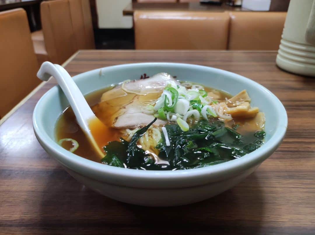 つけMen野郎のインスタグラム：「半チャンラーメン 中華料理 生駒軒 扇橋店 生駒軒の歴史をあまり知らないけど、扇橋店があったので行ってみた。ランチタイムは半チャンラーメンがお得に食べられる。東京ラーメンスタイルな鶏ガラ豚ガラを感じるスープ。チャーシューは大判ロースでクラシックな味わい。メンマは辣油を纏ったものだった。チャーハンはしっとり仕上がり。醤油より塩胡椒旨味調味料を主体とした焼き飯っぽさを感じた。」