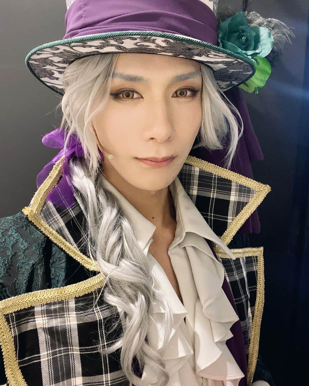 松田岳のインスタグラム：「帽子屋🎩  劇団ドラマティカACT3 『カラ降るワンダフル！』開幕✨✨✨  皆さまにHappyをお届けします♪  #劇団ドラマティカ #カラ降るワンダフル！ #不思議の国のアリス #帽子屋 #🎩」