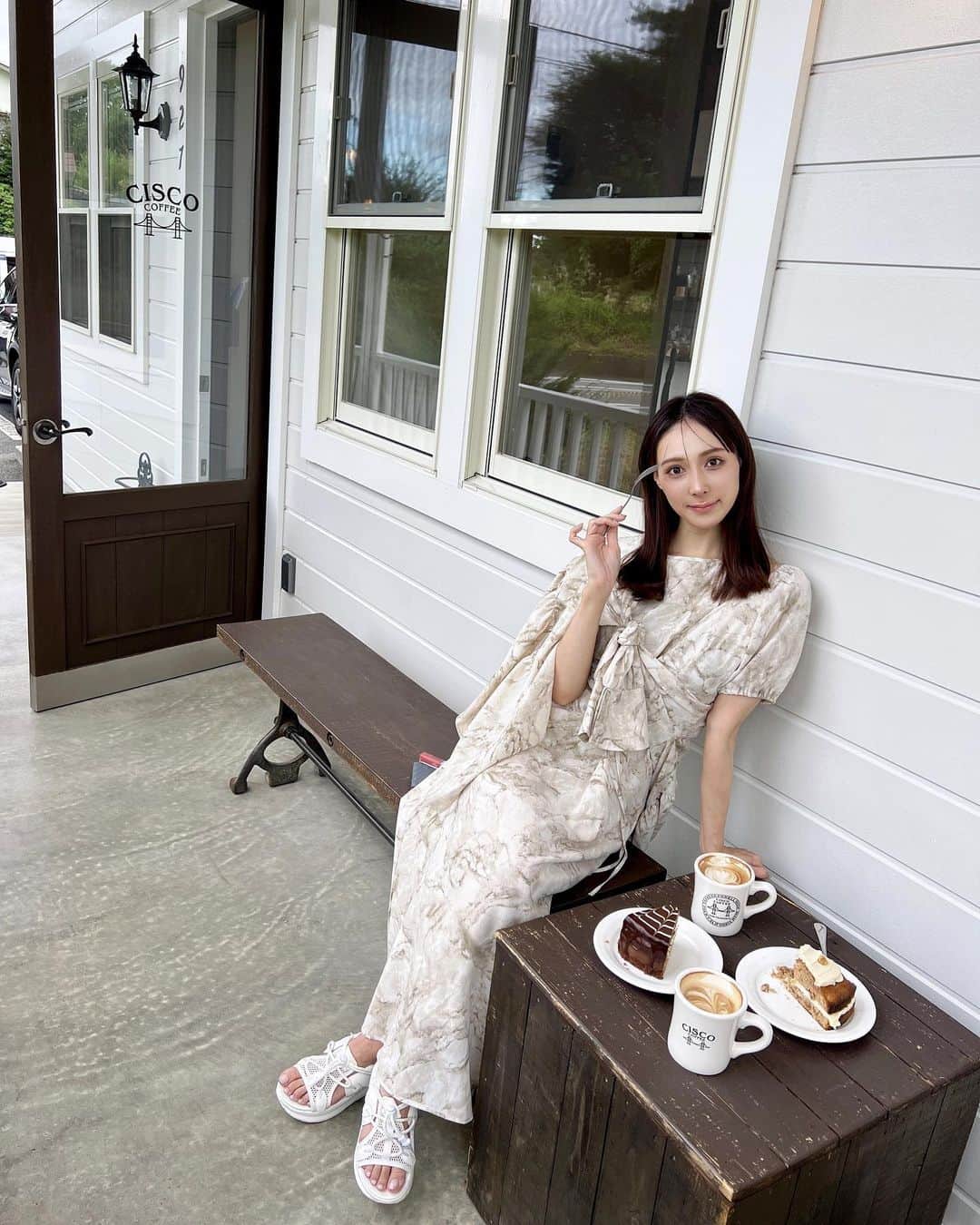 森彩香のインスタグラム：「☕️ 先月山梨に行った時の写真🫶🏻 まだこの時は夜少し肌寒いぐらいだったよ 　　 シャツもワンピースも大好きなプリヴェヴェ @priveve_priveve  　　 　　 車で行ったからまさかのバッグ持ってくるの忘れて 財布とケータイとリップだけ握りしめて行った🤣笑 　　 　　 　　 .」
