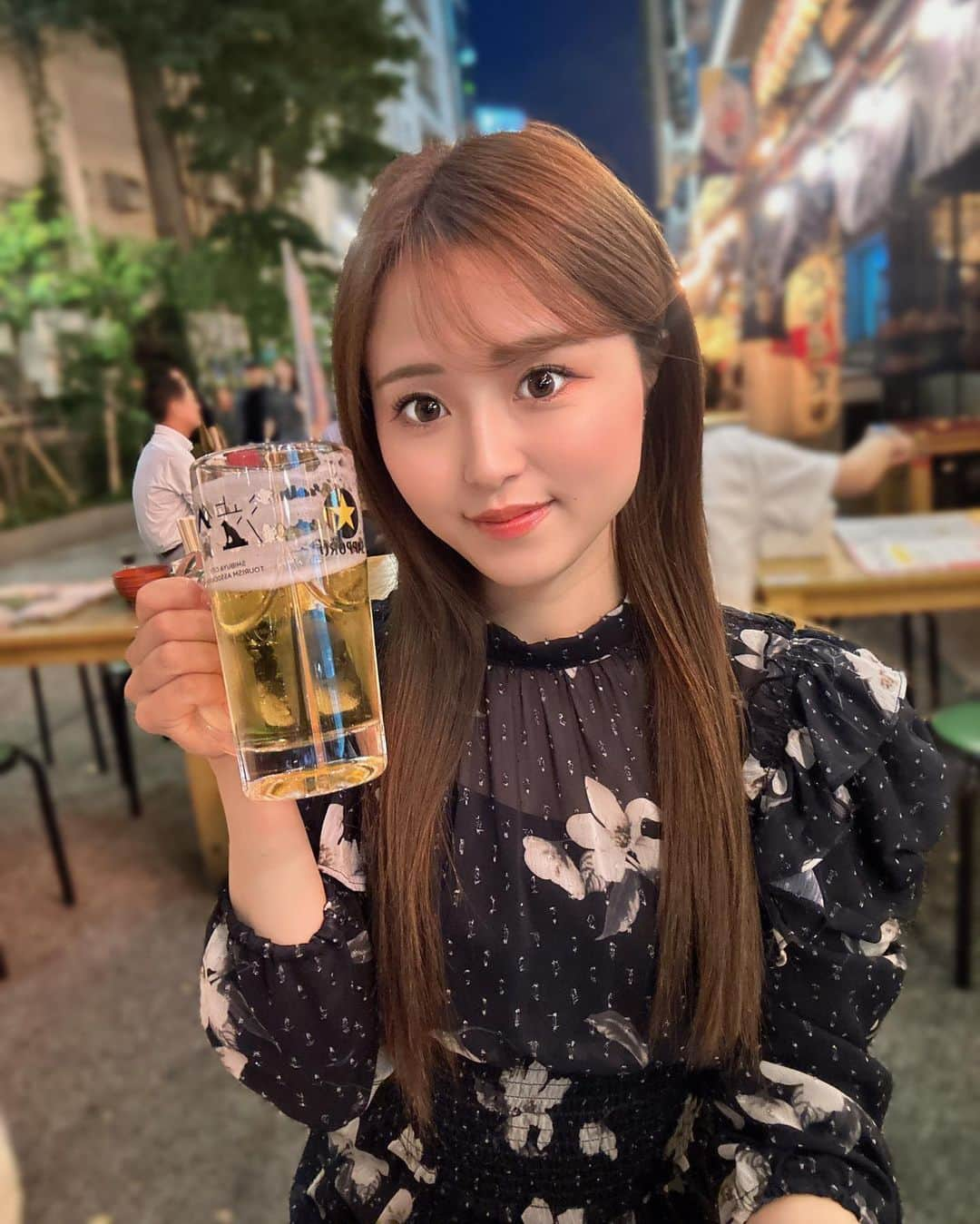 ちひろのインスタグラム：「. . この時期の外飲み最高っ🥳 外で食べるご飯とビール🍺 改めて最高ですな👍🥰 . . . .  #六本木 #西麻布 #銀座 #歌舞伎町 #北新地 #キャバクラ #キャバ嬢 #ラウンジ #ホステス #美人 #likesforlike #港区女子 #可愛い女の子 #美女図鑑 #instalike #japanesegirl #港区 #いいね返し #いいね #フォロー #フォローミー  #ズー東京 #ズー東京ちひろ #zootokyo #zoo東京ちひろ #いいね歓迎 #外飲み #お酒好き女子 #渋谷横丁」