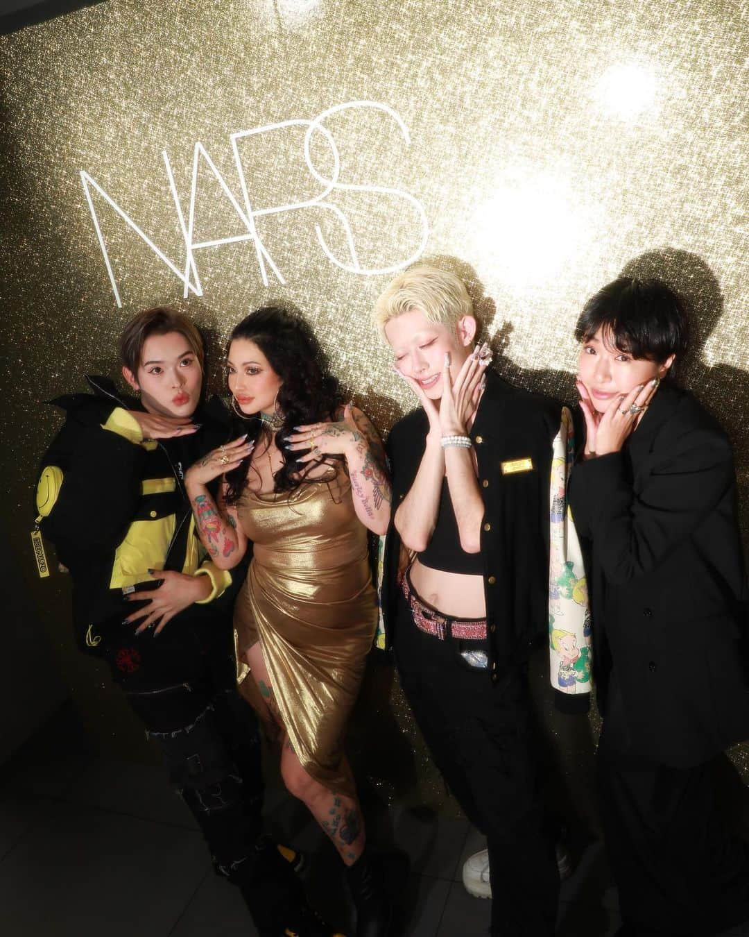 Aiさんのインスタグラム写真 - (AiInstagram)「NARS💛Holiday Collection Party💛🎄❄️ . . Partyに合わせてGoldのドレスとメイクしたよぉぉ💛🍾✨可愛くない？ holiday collection全部可愛すぎてたまらなく幸せ🥺✨特にお気に入りがアイシャドウ！色味とラメがたまらんのよ🥹素敵なPartyでした💛 . . #narscosmetics #holidaycollection  @narscosmeticsjapan @narsissist #PR」10月17日 21時00分 - ai_tinker_b