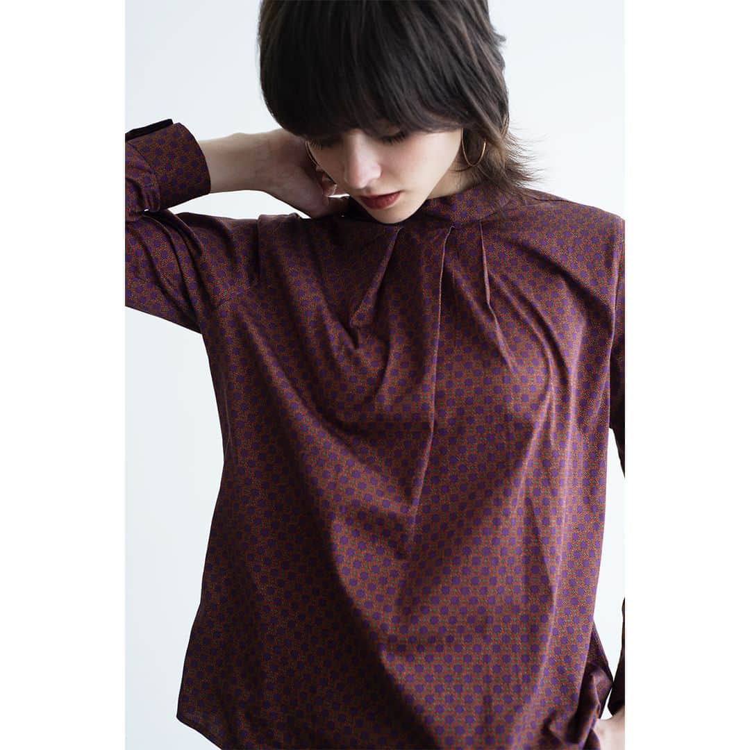 のインスタグラム：「2023 Winter Collection  BLOUSE　10-32-01-056 クロバー幾何プリントスタンドネックブラウス 11月入荷予定  ※入荷時期は変更になる場合がございます。  新作は @naracamicie_jp プロフィールURLからチェック！  #ナラカミーチェ #2023autumn #2023aw #2023秋 #2023秋冬」