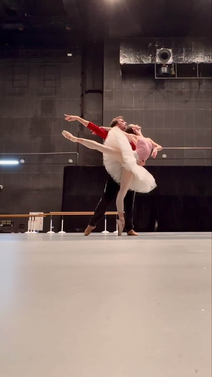 マリア・コーレワのインスタグラム：「Unsynchronised heads but we’ll correct it 😆 Nanjing Day 1 with the ever-so-trustworthy @philipp_stepin  Pointe shoes that adjust to all of the new theatres easily always by @bloch_eu @blochdanceusa  #mariinskyontour 🇨🇳  Рассинхрон голов или Нанкин, день первый 😆 С самым надежным @philipp_stepin  И пуанты, которые готовы приспособиться к любым новым покрытиям, как всегда @bloch_eu @blochdanceusa  #мариинскийнагастролях 🇨🇳」