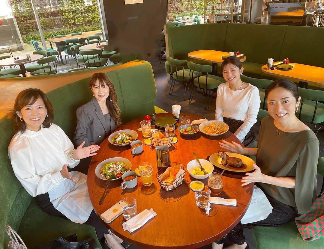 小西ゆりなのインスタグラム：「QVC商品アドバイザーランチ会🥰🍴 とっても楽しい時間を過ごせたおかげで… 早めの夕飯作りからの息子の習い事の送り迎えでママチャリ爆走も頑張れました💪 素敵な会に誘っていただき、ありがとうございました✨ #qvc #商品アドバイザー #また頑張れる #今日もお疲れ様でした」