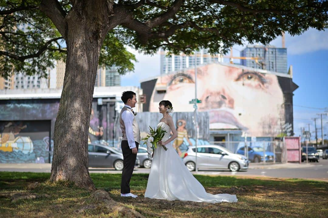 The Terrace By The Seaさんのインスタグラム写真 - (The Terrace By The SeaInstagram)「@the_terrace_by_the_sea Hawaii Wedding情報はこちら𓂃𓈒𓏸  ---------  SNS映えするウォールアート カカアコで人気No.1壁画「モンスター」  カカアコエリアは お洒落な新しいお店も続々とオープン！  今ホノルルで最も注目されている 撮影スポットです✯  -------------------  = produce = モチーフ @motif_resort  = photo = @betterhalf_hawaii  --------------------  ハワイのザ・テラス バイ・ザ・シーにて 挙式を検討されていらっしゃる方におすすめ✯  2023年9月にオープン11周年を迎えることを記念して、 お得なアニバーサリープランのご案内を開始！  《組数限定 11th Anniversary Plan 最大 28.9万円 OFF！ 》  おふたりのご希望に合わせて選択可能な２つのプランを ご用意。  挙式に必要な基本挙式、ドレス＆タキシード、新婦様ヘ アメイク、アルバムが含まれるシンプルプランA（30組限 定）。  プランB（20組限定）はさらにロケーション撮影や アルバムアップグレードなどが含まれた充実プラン。  プロフィール欄のURLより、ウエディングの相談ご予約 が可能です。 小さい疑問や質問にもお答えいたしますので、お気軽に お問い合わせくださいませ🌺  ザ・テラス バイ・ザ・シーでは、健康と安全を最優先に 配慮し、安心してハワイでの時間を楽しんでいただいて おります𓆉  #テラスバイザシー #TheTerraceByTheSea #TAKAMIBRIDAL #タカミブライダル #MotifRESORT #テラス花嫁 #モチーフ花嫁 #リゾートウェディング #リゾート婚 #ウォールアート #フォトウエディング #カカアコ  #モンスター」10月17日 21時01分 - the_terrace_by_the_sea