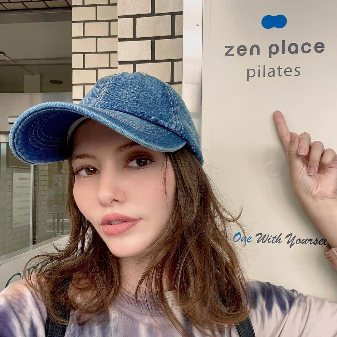 湊ジュリアナのインスタグラム：「@zenplace_official に行って来ました〜今回は特に足をしっかり鍛えてきました〜終ったーと体全部プルプルしてしっかりコアが鍛えられてうれしい🥰インパクトもあまりないから、今度パパつけて行ってみよっかな✨姿勢も良くなるしきちんとしたところに筋肉がつくのは嬉しい❤️いつも優しく丁寧に説明してくれる先生の皆さんありがとうございます✨すごく集中できて私にとって特別なマインドフルネスの時間、そして体に集中を向ける時間で楽しいです❤️ I went to Pilates class today. And I worked out my legs mainly and i definitely feel shaky after the exercises and get sore pretty fast. Its super good for the core I was thinking to take my dad to see if he likes🎶thank you for all the teachers who are always kind❤️ Fui hoje à aula de Pilates.  E eu malhei principalmente minhas pernas e elas ficaram bambas pós treino.  Além de ser de pouco impacto, ajuda a malhar o músculo interno , evita machucados. estava pensando em levar meu pai para ver se ele gosta 🎶obrigado por todos os professores que são sempre gentis❤️ ✨ ✨ ✨ #ピラティス #ピラティス女子 #pr #筋トレ女子」