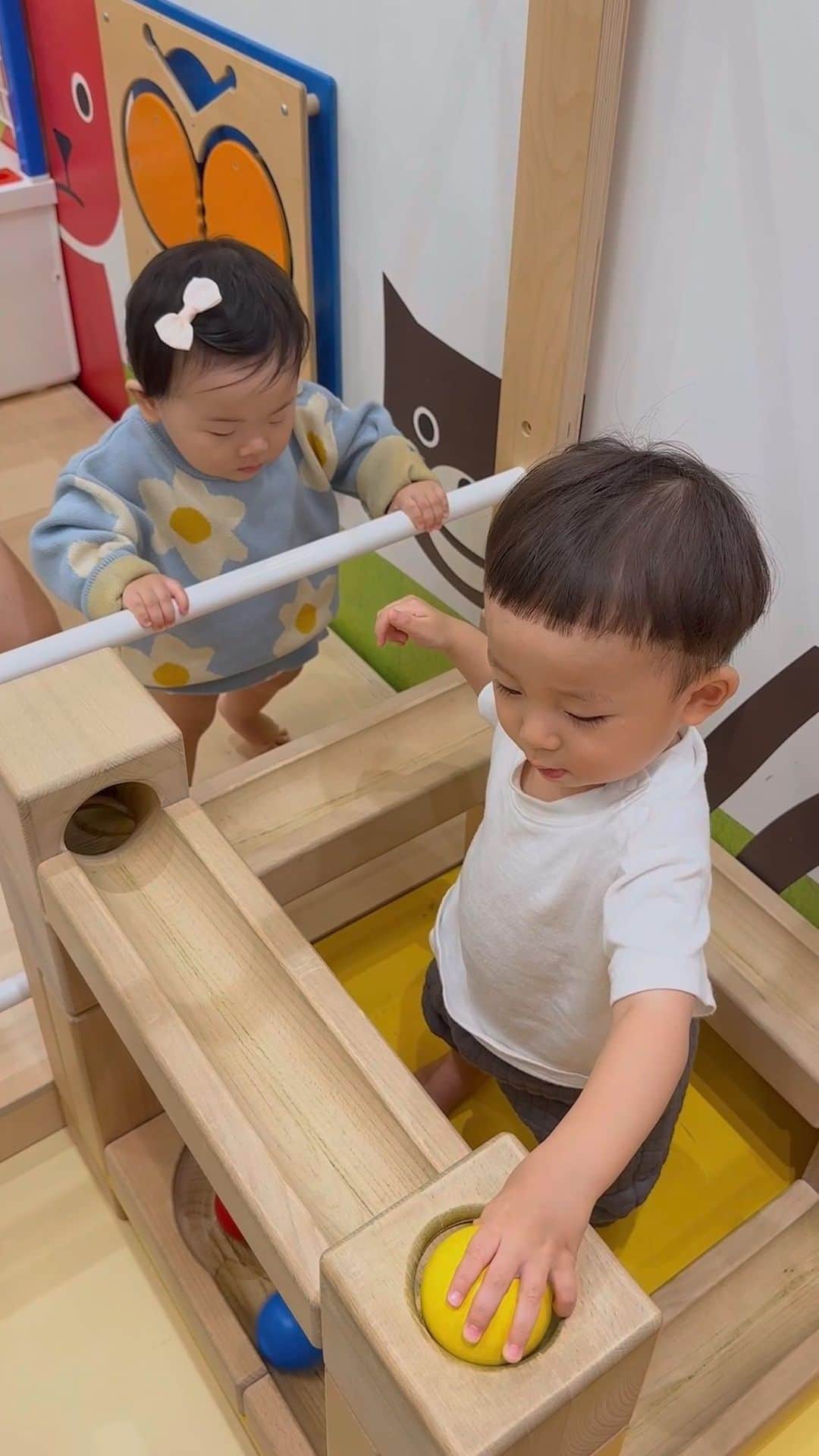 岩渕加恵のインスタグラム：「🌼 s u i & t o r a 🌼 この前のデートの一コマ👶🏻🫶🏻👶🏻 トラが男らしくてかっこよかったね〜💕  前回はちわげんか編で、今回はすきすき編🫰🏻🩵笑  #虎と翠の日常の一コマ♡ #ボーネルンドデート♡ #きっとこう思ってるだろうなっていうね♡」