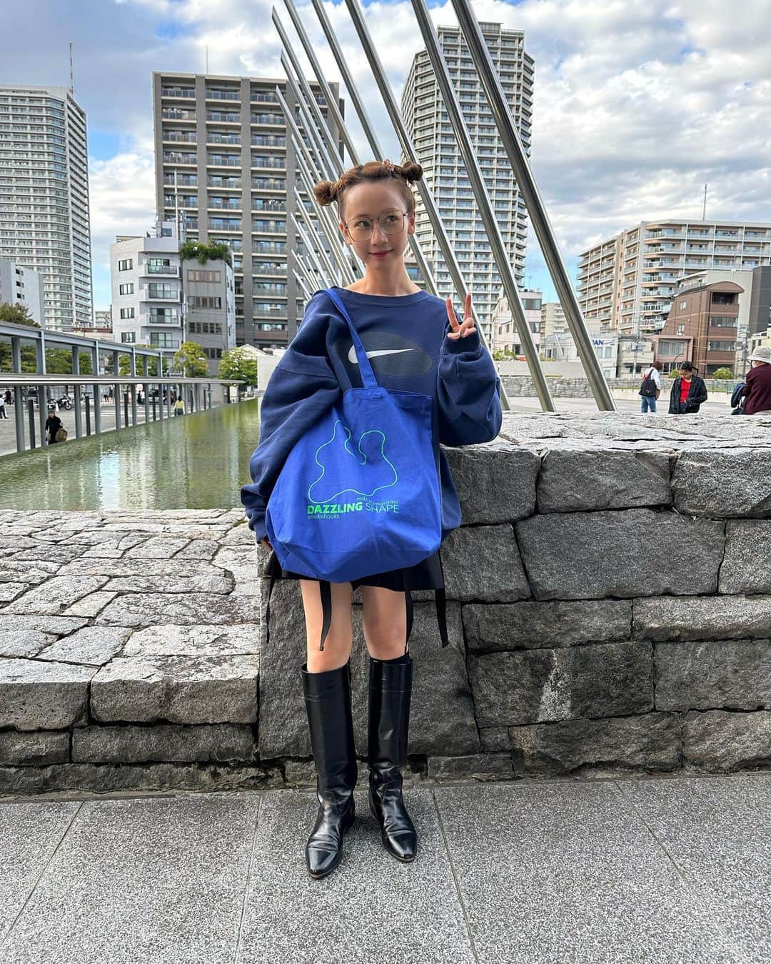 三戸なつめのインスタグラム：「最近ロングブーツ出してきてめっきり秋のお洋服を楽しんでます🎃 秋服たのしー！！  @mikishimoyama さんの個展で買ったトートかわいすぎる🐳 . 街中でリザードン見つけた！ 来年辰年だって！ #なつめ服 #mito_natsume」