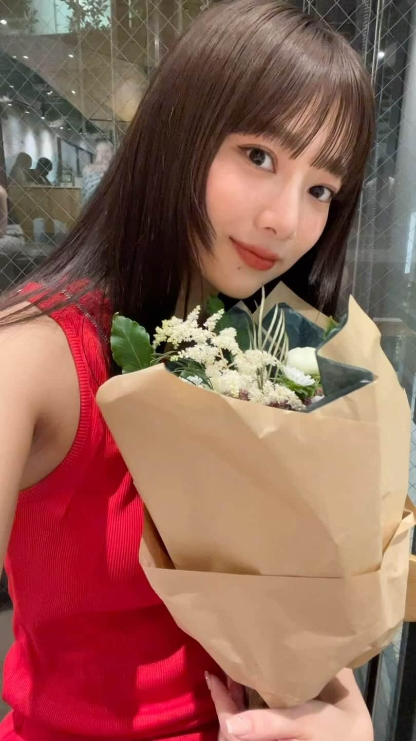 MOMOEのインスタグラム：「花束って嬉しいよね💐🤍」