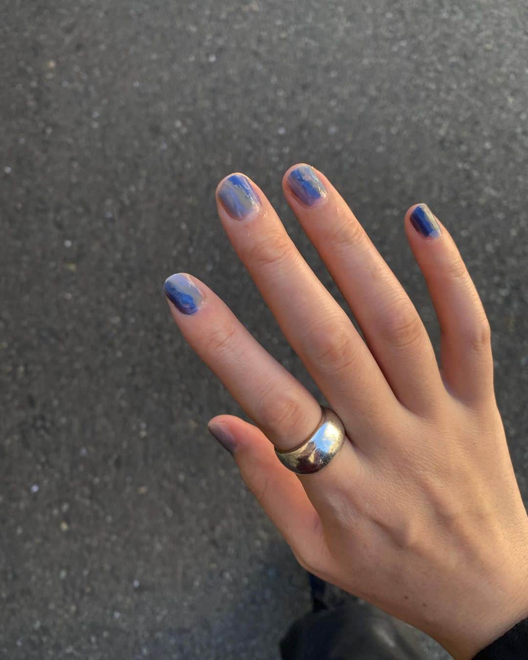 沙田瑞紀のインスタグラム：「ブルーまぜまぜNAIL🫐ささくれはご愛嬌である🤡」