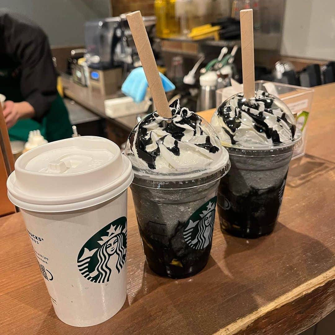 もみじ真魚さんのインスタグラム写真 - (もみじ真魚Instagram)「『#1649/「Let's drink Booooo frappuccino together.」』  もみじ真魚/MaoMomiji 2023年10月17日 21:06  The "too sophisticated Frappuccino." I look forward to the new Starbucks Frappuccino every month. I found the current new one to be one of the most sophisticated in recent years, it's cool! And it tastes solidly delicious. I had it at Shinjuku Sanchome with a friend I met in New York. It was delicious with the situation included.  「ハイセンス過ぎるフラペチーノ」 毎月のスタバの新作フラペチーノを楽しみにしてます。今の新作はここ最近の中で特にハイセンスな一杯だなと感じました、かっこいい！そしてしっかり美味しい。ニューヨークで知り合った友達と新宿三丁目でいただきました。シチュエーションも込みで美味しかったなー。  #日刊ごはんが好き #foodie #foodieart #dailyilovefood  #毎日更新 #foodillustration #fooddrawing #もみじ真魚 #maomomiji #飯テロ #美食 #starbucks #boooooフラペチーノ」10月17日 21時08分 - maomomiji