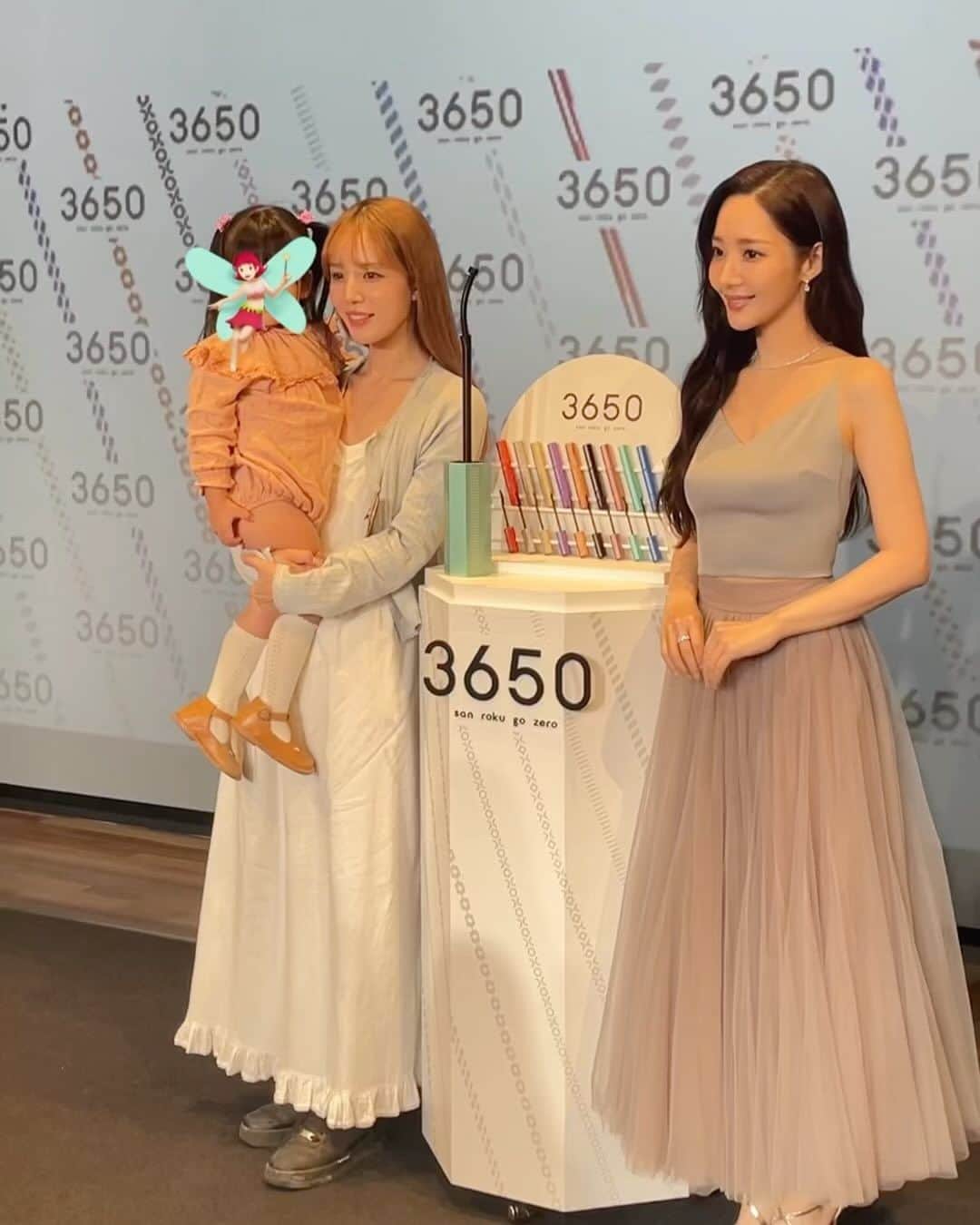 目見田早弥子のインスタグラム：「今日のインスタライブでも紹介した @3650.jp のマスカラの発表会での📷🩷  前回のアイライナーに続き今回も パクミニョン様(@rachel_mypark)が登壇されて、 なんと今回はツーショット(スリーショット👧🏻)撮影まで  させていただきました😭😭🫶🏻💕  ストーリーに載せたらお友達からの反響がすごくて..❕ 皆大好きだよね🫠💞💞  민영씨는 완전 여신님이었어요..!🪽🩷 다시 만나서 반가웠습니다🥲🫶🏻  저의 서툰 한국어로 사랑을 전했어요.... ㅋㅋㅋ  ミニョン様が一番気に入ってるとおっしゃってた コームタイプ(WP)を私も使ってるのですが 本当に使いやすいし簡単に綺麗なまつ毛が作れる！ キープ力、カールの作りやすさ、塗った時の美しさが 今まで私が使ってきたマスカラの中で一番です！👏🏻💫  本体は持ちやすく塗りやすいように計算された 適度な重さがあり、 マスカラ液の粘度も根元から毛先までひと塗りで 美しく塗れるように作られていたり... "美ロング"を叶えるために考え抜かれています🪽  私はホットビューラーを使ってカールを作るんですけど、 マスカラ液がホットビューラーの熱で持っていかれることもなく 手早く綺麗にカチッとカールが作れて本当に感動🫶🏻💭  初めて使ったのが大雨の日で湿気がすごかったんですけど、 カールキープ力もすごくて！全然落ちてこない！  めちゃくちゃお気に入りの１本です🤍  発売は11/1です！ぜひチェックしてね~💫  #3650_PR #3650 #3650マスカラ」