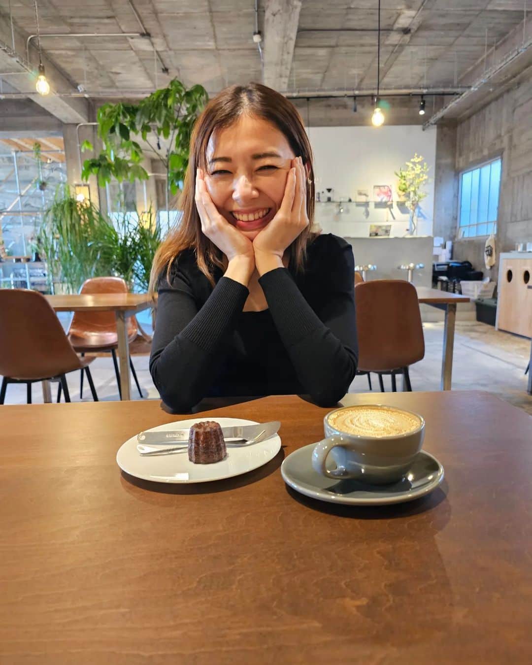 杉山由紀子さんのインスタグラム写真 - (杉山由紀子Instagram)「📍PROUD COFFEE (伊勢市駅 外宮参道と逆出口)  ここも素敵なカフェだったー✨✨ かなり広々していて、外宮参道と逆口だから穴場♡♡♡ １日目が大満足すぎて満面の笑み(笑)  ちょっとゆっくりしたいときにおすすめです♥️  季節のパフェも美味しそうだったー✨ 今の時期はモンブランパフェみたいだよ🌰  他の投稿は ⏩ #yukiko__trip ⏩ @yukikosugiyama 良かった投稿にはいいね( ｀・∀・´)ﾖﾛｼｸ🎶  #伊勢 #伊勢神宮 #三重県 #神社巡り #内宮 #外宮 #運 #縁 #氣 #ise #isejingu #jingu」10月17日 12時19分 - yukikosugiyama