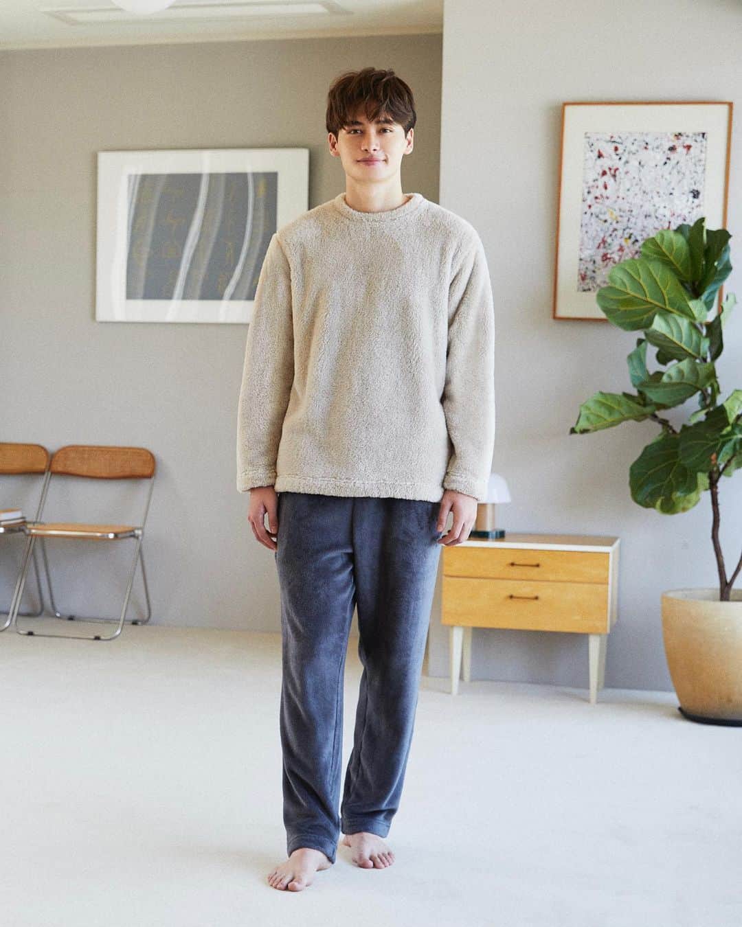 GUさんのインスタグラム写真 - (GUInstagram)「. 肌触りの良い毛足が長くあたたかみのある素材で、 リラックスタイムに最適。 ペアでお揃いコーデが楽しめるのもうれしい。  ____________________  マシュマロフィールラウンジセット(長袖&ロングパンツ) ¥2,990 品番：347294 ____________________  #マシュマロフィール #パジャマ #ルームウェア #ラウンジウェア #ペアパジャマ #GUコーデ #GUfashion #YOURFREEDOM #GU #ジーユー」10月17日 12時11分 - gu_global