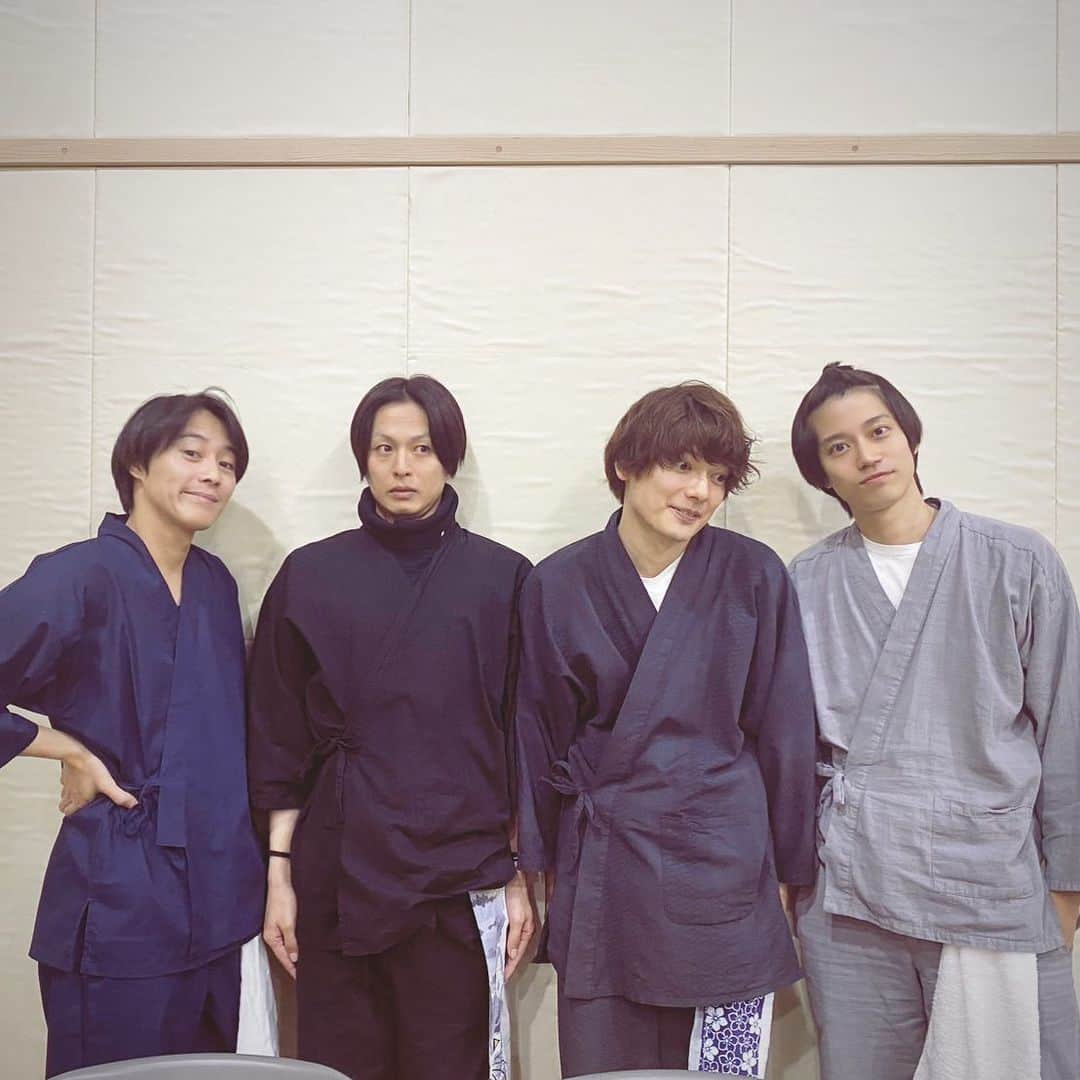 荒木宏文さんのインスタグラム写真 - (荒木宏文Instagram)「記念写真📷  #赤ひげ #明治座 #猪野広樹  #新木宏典 #崎山つばさ #高橋健介」10月17日 12時13分 - araki_hiro0614