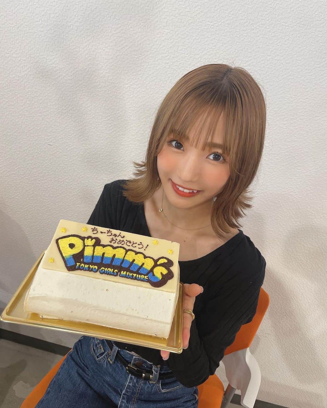 小林智絵のインスタグラム：「. . . . . . コマラジの収録の時に スタッフTさんが お誕生日をお祝いしてくださいました😭🍰✨ . . 嬉しすぎるぅぅ😭😭✨✨ . . . そして、、 かかか可愛すぎる、、、😭❤️❤️ . . え、このケーキ可愛すぎない!?😭🍰🍰🍰🍰🍰笑笑 . . . めちゃくちゃPimm'sだし 私の1番すきなフルーツのキウイの ケーキにしてくださって…🥝✨ . . とっても愛を感じます😭✨ . . . 長年番組を任せて頂けて 本当に感謝です🙇‍♀️!!! . . これからも聴いてくれた方が 日々の疲れを忘れられるような 元気になれる楽しい番組を 作っていけるよう頑張ります📻🔥 . . . 「らじぷら」は 私の大切な居場所📻♡ . . . 次の放送は ⏰11/5 23:00～23:59 アプリ Radimo (レディモ)でお聴き頂けます🎧!! . . . リアルタイムで呟いて 一緒に番組を盛り上げてくれると 嬉しいです🙇‍♀️!!! . . . . . #誕生日 #誕生日ケーキ #誕生日サプライズ #誕生日プレート #誕生日祝い #誕生日パーティー #誕生日プレゼント #バースデー #バースデーケーキ #コマラジ #らじぷら #ボブ #ボブアレンジ #ボブヘアアレンジ #外ハネボブ #外ハネ #イエベ秋 #イエベ秋メイク #イエベ #イエベメイク #黒コーデ #デニムコーデ #年齢逆行アイドル」