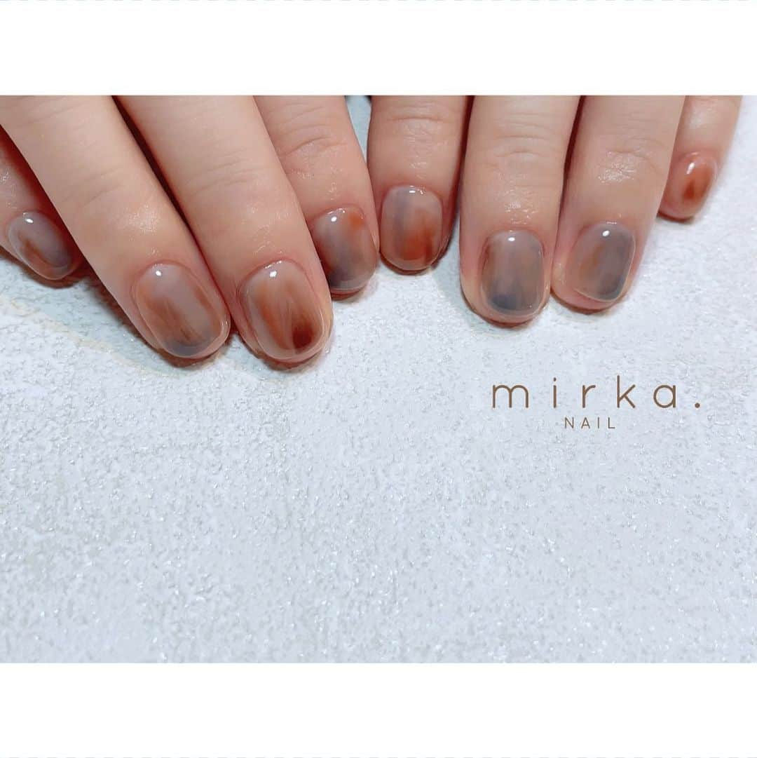 mirka. NAIL(ミルカネイル)のインスタグラム：「⁡ ⁡ ⁡ brown × blue ⌇ ⁡ ⁡ ⁡ ………………………………………………………… ⁡ ご予約、お問い合わせは LINE ID⇒ @mirka.nail (@含む)まで。 ⁡ ご新規様はハイライトの「ご案内」と「ご予約方法」を必ずお読みいただいてからご予約くださいますようお願いいたします。 空き状況や詳細はLINEの投稿からご確認ください。 ⁡ ⁡ ⁡ ⁡ #mirkanail#nails#nail#nailart#naildesign #ショートネイル#ネイルアート#ネイルデザイン#ネイル#大人ネイル#シンプルネイル#オフィスネイル#ニュアンスネイル#ナチュラルネイル#カジュアルネイル#ショートネイルデザイン#美甲#秋ネイル#秋ネイル2023 #プライベートサロン#プライベートネイルサロン#東京ネイルサロン#東京ネイル#江東区ネイルサロン#森下#清澄白河 ⁡」