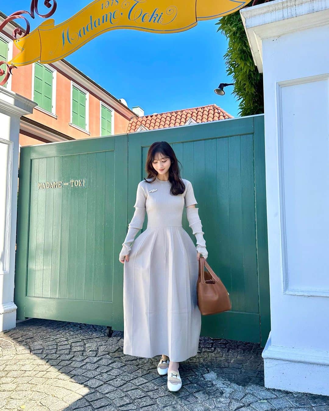 加藤瑠美のインスタグラム：「👗🤍🪽  @jillstuart.jp のニットワンピ🦢 ニット一枚でお出かけできるこの季節が好きすぎる💭 アームカバーは取り外せるよ🎶 スカートの丸いシルエットが大優勝🏆  dress @jillstuart.jp  bag & shoes @hermes  brooch @m_maglie_le_cassetto_official  #rubi_fashion#오오티디#아웃핏#年子ママ#年子育児#ママコーデ#東京ママ#ジルスチュアート#ニットワンピース」