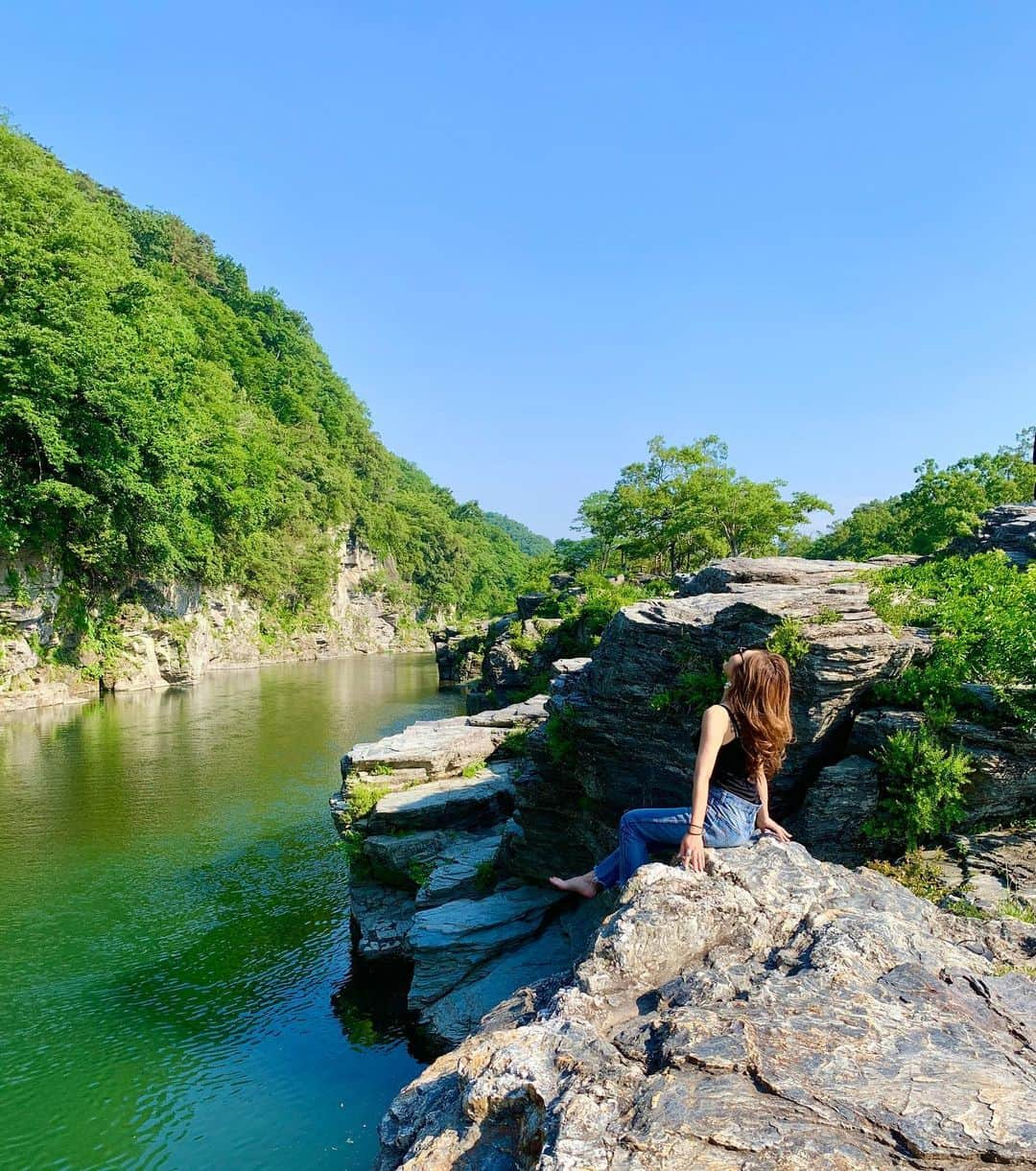 𝐂𝐎𝐂𝐎𝐍𝐀のインスタグラム：「気持ち良い☀️ 雲一つない 加工無し  #快晴#本日は晴天なり #秋空 #秋晴れの青空 #秋晴れ #気持ち良い天気 #岩畳 #秩父観光 #タビジョ #空を見上げるのが好き #風が気持ちいい #naturephotography #skyphotography #japantravel #自然と繋がる #nofirter#加工無し」