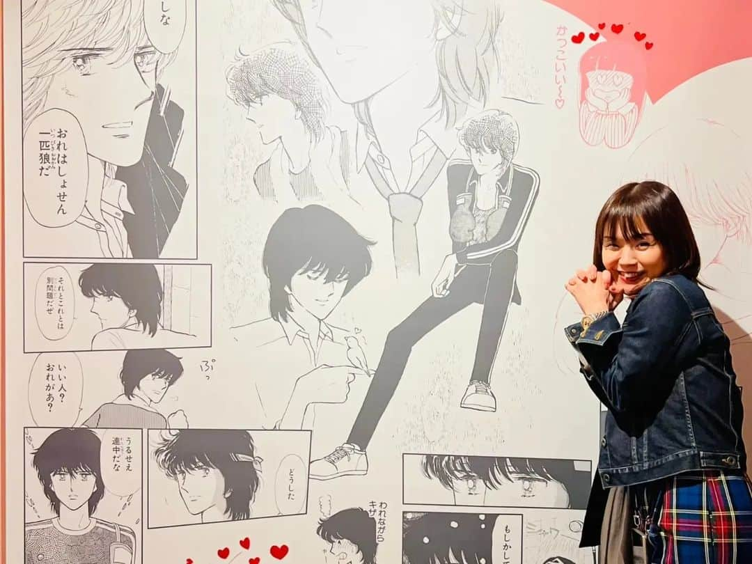 川原ちかよさんのインスタグラム写真 - (川原ちかよInstagram)「【ときめきトゥナイト展】は、 最高です。  私はもちろん、真壁くんと蘭世ちゃんの世代です。  小学生の頃の漫画なのですが、 ずっと思っていました。  元祖「壁ドン男子」は、真壁くんだと。 でも、展覧会行って気がつきました。 元祖「バックハグ男子」でもあることに！！  「あすなろ白書」より、 取手くん(木村拓哉)より、 真壁くんは先にやってましたーー！！  つまり、女子の夢、 ときめきの原石、塊が、 ときめきトゥナイトにはあるのです。  あと、どの世代も意外と女の子が告白してるなー。 気持ちを伝えてる。  それに対しての真壁くんの対応が、  吉井和哉ーーーーーーー✨★❤️  ほんまに、真壁くんは吉井さんかと思いました。  とにかく、最近ときめていてないと言う女子は、 【ときめきトゥナイト展】に行って！  ある意味、小学生の時よりも、 ときめきトゥナイトです！！  #ときめきトゥナイト展 #真壁くん #蘭世」10月17日 12時20分 - chikayo_baby