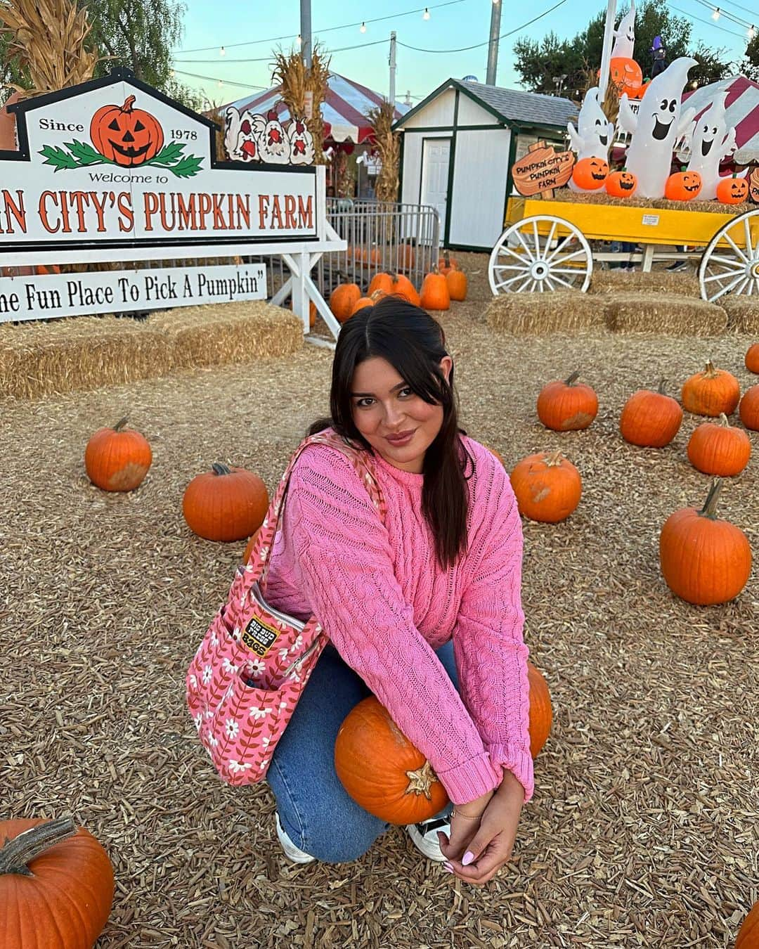 ベラ・ゴールデンのインスタグラム：「picked my perfect pumpkin 🧡🎃  -  pumpkin patch, fall date ideas, fall outfit inspo, fall feed, pinterest girl, levi’s jeans, midsize fashion, curvy girl fall」