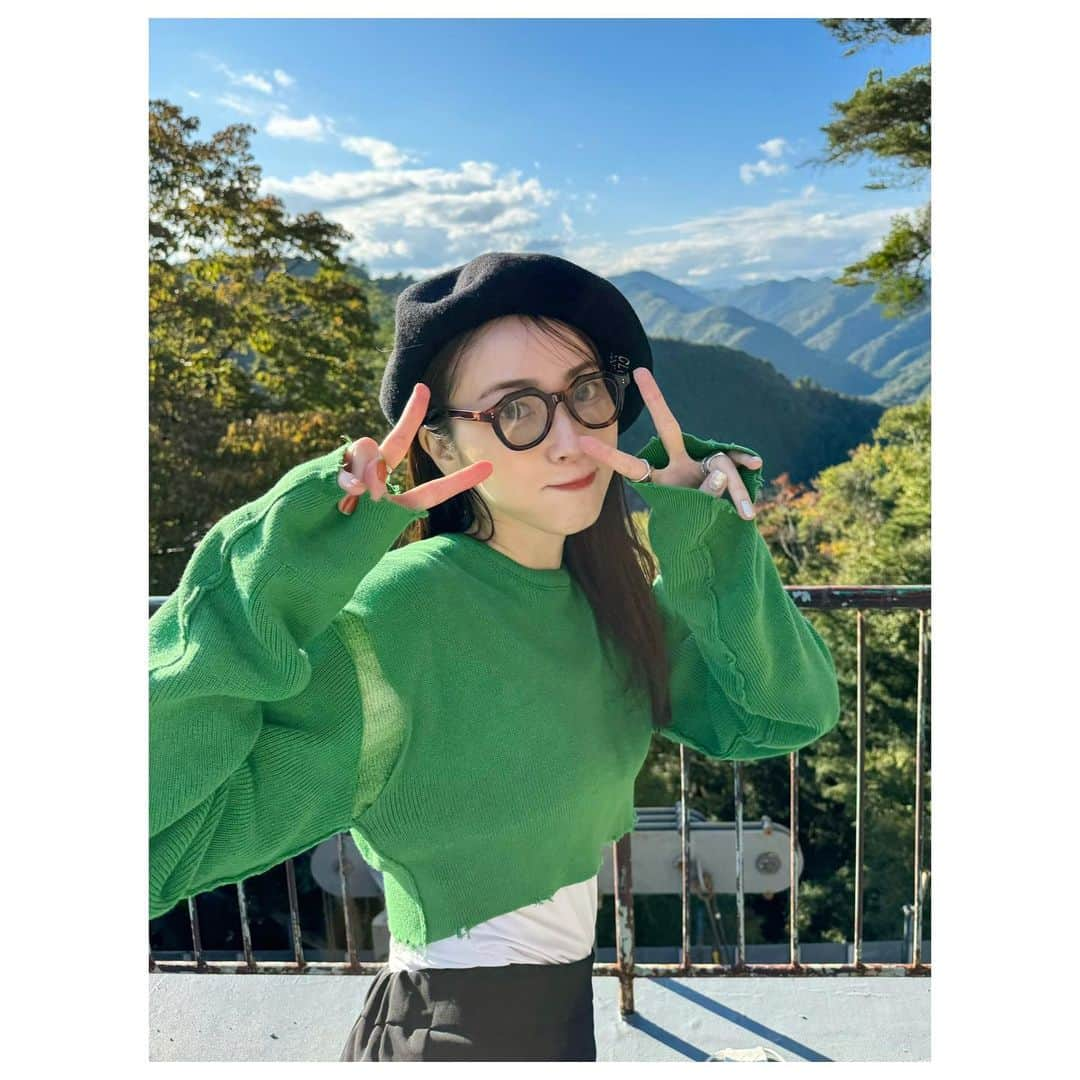 三上真奈のインスタグラム：「* 今週来週と夏休みを頂いています〜⛰️❤️‍🔥 ついついダブルピース✌️ 年齢がでますね🫣  #遅めの夏休み🌴」