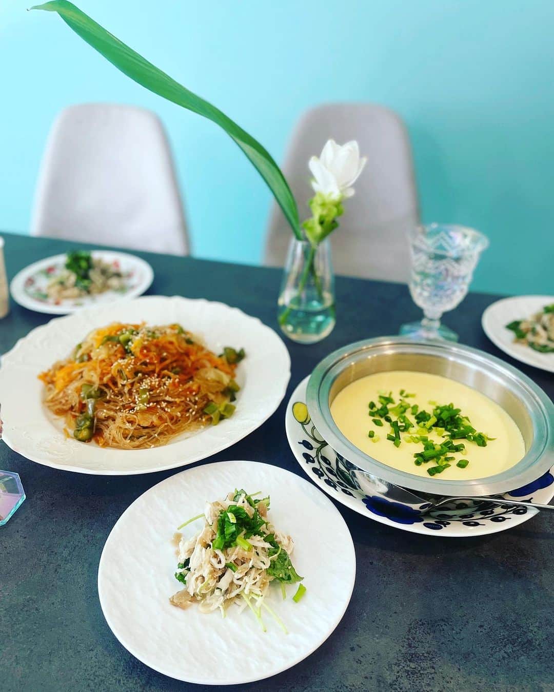 三浦泉さんのインスタグラム写真 - (三浦泉Instagram)「*♪¸¸.•*¨･:*ೄ·*♪¸¸.•*¨･:*ೄ*♪¸¸.•*¨･:*ೄ··*♪¸¸.•*¨･  　先日の定例女子会は  オーガニック韓国メニュー ♥️🍴　  　🍽やみつきサラダ 　🍽玉子スープ 　🍽チャプチェ  みんなで作りながらワイワイ楽しい時間に💗❤️♥️  👗この日のドレスコードは ホワイトorブラック  　　個性豊かなこのメンバーとの時間 素敵過ぎる💘💘💘  　今月も🎃会楽しみ〜❣️  *♪¸¸.•*¨･:*ೄ·*♪¸¸.•*¨･:*ೄ*♪¸¸.•*¨･:*ೄ··*♪¸¸.•*¨･  #ホムパ #女子会 #美女会 #いずみーるクッキング #イズミールクッキング #izumiクッキング」10月17日 12時27分 - princessizu1201