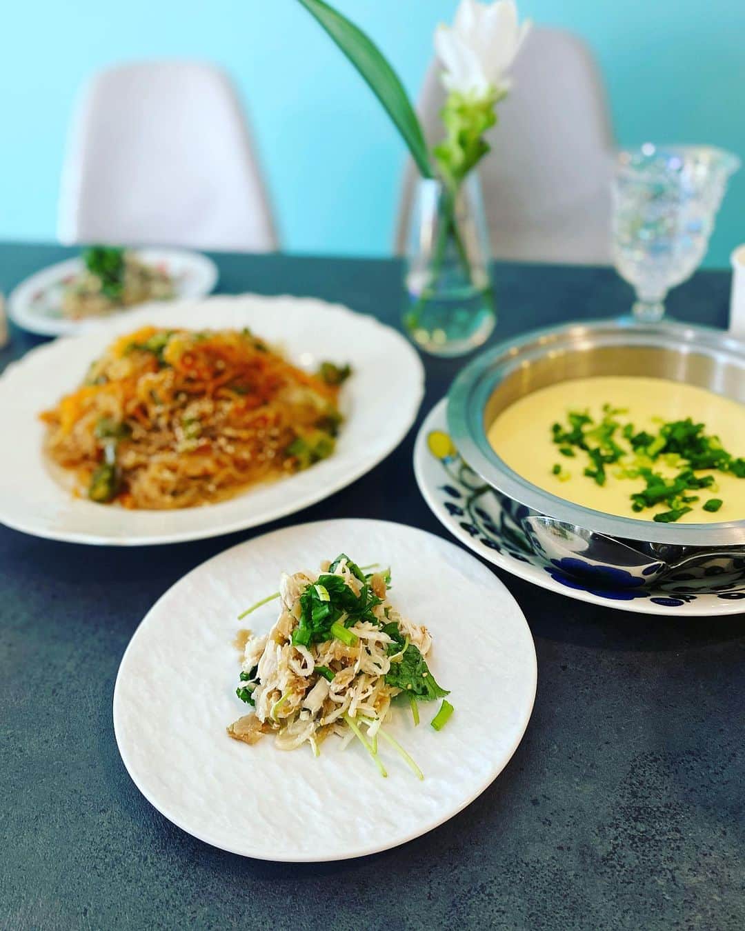 三浦泉さんのインスタグラム写真 - (三浦泉Instagram)「*♪¸¸.•*¨･:*ೄ·*♪¸¸.•*¨･:*ೄ*♪¸¸.•*¨･:*ೄ··*♪¸¸.•*¨･  　先日の定例女子会は  オーガニック韓国メニュー ♥️🍴　  　🍽やみつきサラダ 　🍽玉子スープ 　🍽チャプチェ  みんなで作りながらワイワイ楽しい時間に💗❤️♥️  👗この日のドレスコードは ホワイトorブラック  　　個性豊かなこのメンバーとの時間 素敵過ぎる💘💘💘  　今月も🎃会楽しみ〜❣️  *♪¸¸.•*¨･:*ೄ·*♪¸¸.•*¨･:*ೄ*♪¸¸.•*¨･:*ೄ··*♪¸¸.•*¨･  #ホムパ #女子会 #美女会 #いずみーるクッキング #イズミールクッキング #izumiクッキング」10月17日 12時27分 - princessizu1201