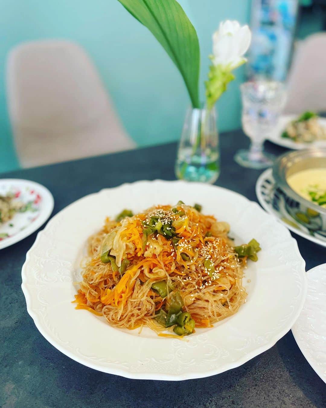三浦泉さんのインスタグラム写真 - (三浦泉Instagram)「*♪¸¸.•*¨･:*ೄ·*♪¸¸.•*¨･:*ೄ*♪¸¸.•*¨･:*ೄ··*♪¸¸.•*¨･  　先日の定例女子会は  オーガニック韓国メニュー ♥️🍴　  　🍽やみつきサラダ 　🍽玉子スープ 　🍽チャプチェ  みんなで作りながらワイワイ楽しい時間に💗❤️♥️  👗この日のドレスコードは ホワイトorブラック  　　個性豊かなこのメンバーとの時間 素敵過ぎる💘💘💘  　今月も🎃会楽しみ〜❣️  *♪¸¸.•*¨･:*ೄ·*♪¸¸.•*¨･:*ೄ*♪¸¸.•*¨･:*ೄ··*♪¸¸.•*¨･  #ホムパ #女子会 #美女会 #いずみーるクッキング #イズミールクッキング #izumiクッキング」10月17日 12時27分 - princessizu1201