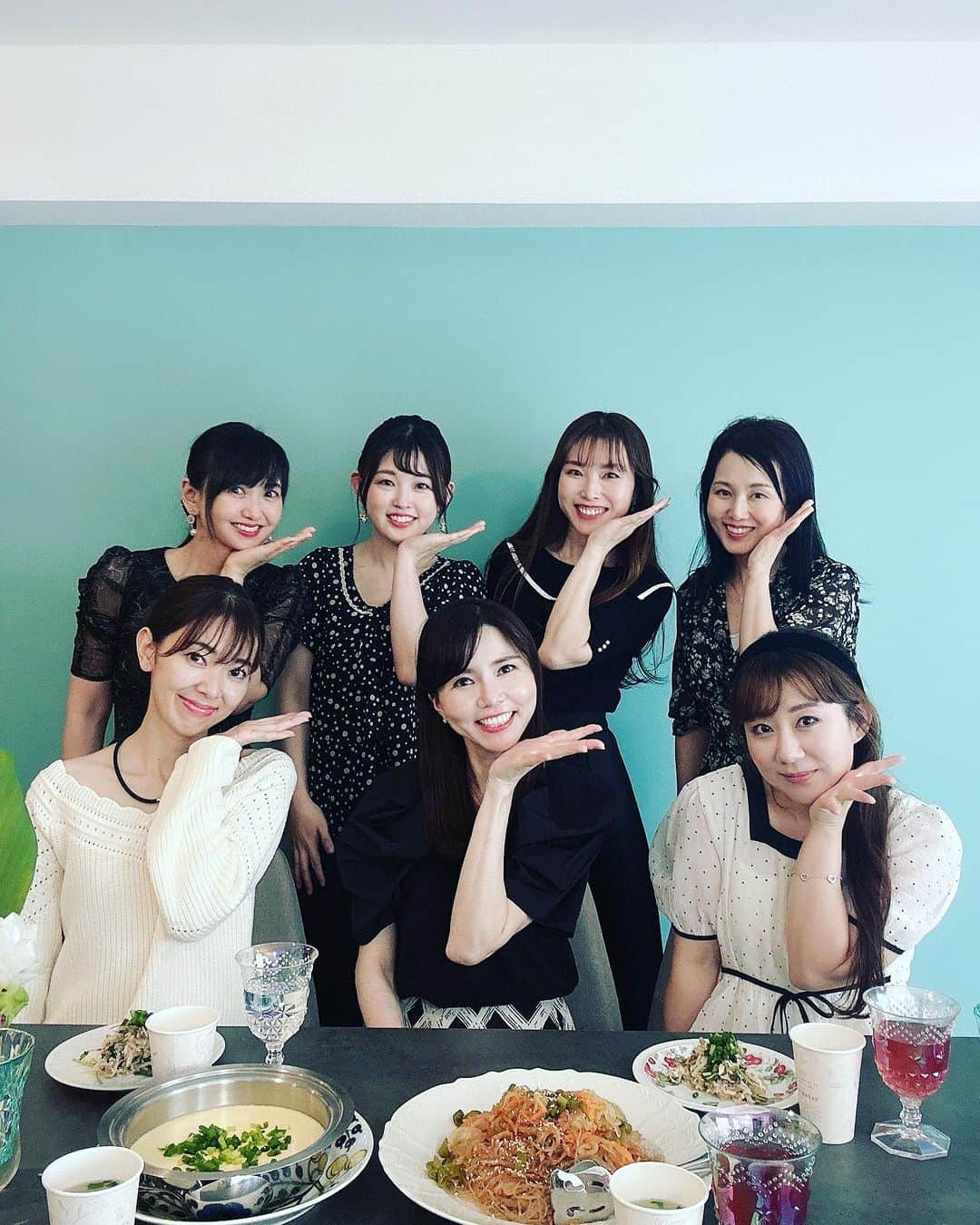 三浦泉さんのインスタグラム写真 - (三浦泉Instagram)「*♪¸¸.•*¨･:*ೄ·*♪¸¸.•*¨･:*ೄ*♪¸¸.•*¨･:*ೄ··*♪¸¸.•*¨･  　先日の定例女子会は  オーガニック韓国メニュー ♥️🍴　  　🍽やみつきサラダ 　🍽玉子スープ 　🍽チャプチェ  みんなで作りながらワイワイ楽しい時間に💗❤️♥️  👗この日のドレスコードは ホワイトorブラック  　　個性豊かなこのメンバーとの時間 素敵過ぎる💘💘💘  　今月も🎃会楽しみ〜❣️  *♪¸¸.•*¨･:*ೄ·*♪¸¸.•*¨･:*ೄ*♪¸¸.•*¨･:*ೄ··*♪¸¸.•*¨･  #ホムパ #女子会 #美女会 #いずみーるクッキング #イズミールクッキング #izumiクッキング」10月17日 12時27分 - princessizu1201