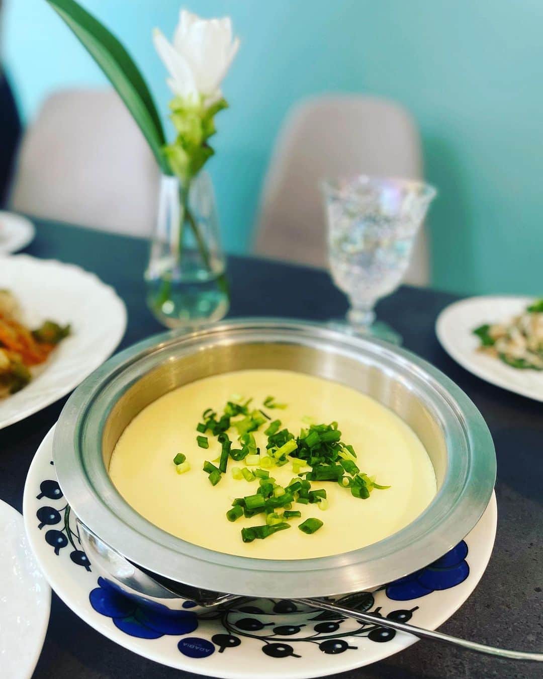 三浦泉さんのインスタグラム写真 - (三浦泉Instagram)「*♪¸¸.•*¨･:*ೄ·*♪¸¸.•*¨･:*ೄ*♪¸¸.•*¨･:*ೄ··*♪¸¸.•*¨･  　先日の定例女子会は  オーガニック韓国メニュー ♥️🍴　  　🍽やみつきサラダ 　🍽玉子スープ 　🍽チャプチェ  みんなで作りながらワイワイ楽しい時間に💗❤️♥️  👗この日のドレスコードは ホワイトorブラック  　　個性豊かなこのメンバーとの時間 素敵過ぎる💘💘💘  　今月も🎃会楽しみ〜❣️  *♪¸¸.•*¨･:*ೄ·*♪¸¸.•*¨･:*ೄ*♪¸¸.•*¨･:*ೄ··*♪¸¸.•*¨･  #ホムパ #女子会 #美女会 #いずみーるクッキング #イズミールクッキング #izumiクッキング」10月17日 12時27分 - princessizu1201