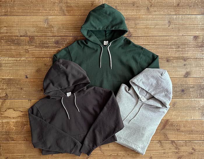 のインスタグラム：「ソリッドシリーズよりSD US Cotton Hood Sweat Vintage Washが入荷しました‼︎  USコットン裏毛を使用したフードスウェット。 素材は80〜90年代のUSA製のスウェットのようなドライな生地感が特徴。さらに脇接ぎのない丸胴仕様とオリジナルに近い仕上がりです。 シルエットも当時のスウェットのバランスをイメージしながら着やすく調整し、長年着込んだかのようなヴィンテージウォッシュ加工を施しました。 デザインは他のソリッドシリーズ同様にシンプルな専用ネームが付属。 バックのネック部分にはピスネームをさりげなく。シンプル好きな方も納得のデザインです。  SD US Cotton Hood Sweat Vintage Wash has arrived.  @standardcalifornia_os  @standardcalifornia_movie   #standardcalifornia #スタンダードカリフォルニア #sweatshirt #スウェット #hoodie #フーディー #internationalshipping #overseashipping #worldshopping #worldshoppingjp」