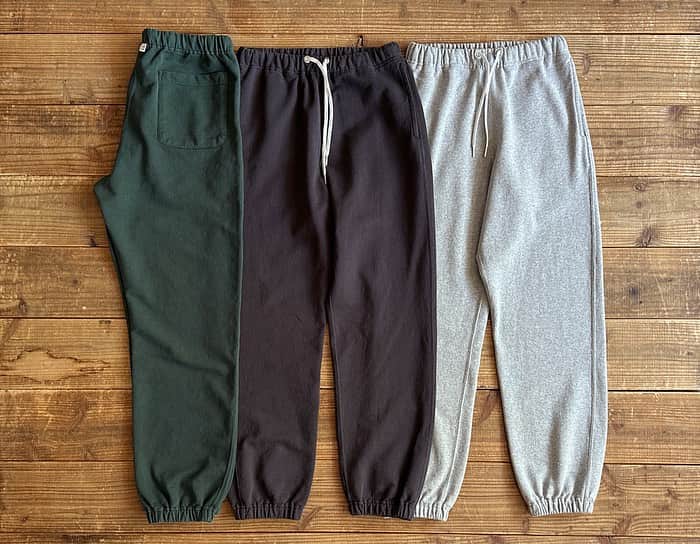 のインスタグラム：「ソリッドシリーズよりSD US Cotton Sweat Pants Vintage Washが入荷しました‼︎  USコットン裏毛を使用したスウェットパンツ。 素材は80〜90年代のスウェットのような生地感が特徴のUSコットン裏毛を使用。 太すぎず、細すぎない程よいサイズ感でフードスウェット同様、仕上げはヴィンテージウォッシュ加工を施しました。 デザインは他のソリッドシリーズ同様にシンプルな専用ネームが付属。 ウエストバック部分にはピスネームが入ります。  SD US Cotton Sweat Pants Vintage Wash has arrived.  @standardcalifornia_os  @standardcalifornia_movie   #standardcalifornia #スタンダードカリフォルニア #sweatpants #スウェット #パンツ #internationalshipping #overseashipping #worldshopping #worldshoppingjp」