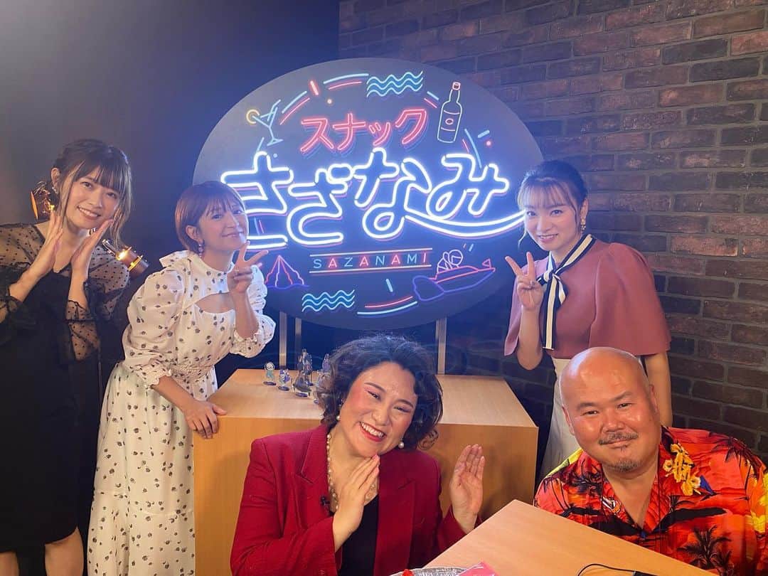 保田圭のインスタグラム：「『スナックさざなみ』 生放送見てくださった皆様 ありがとうございました〜🍀  今回も安定の矢口と💜🩷  とにかく楽しすぎて 笑った笑った😂💕  バービーチーママ 本当にお店出して欲しい🍻笑  サイコロゲームに カラオケに… 最高の時間でした❤️  私はね 十八番の演歌を 歌わせて頂いちゃいました♪  見逃し配信で ぜひ見てください🥰🎀」
