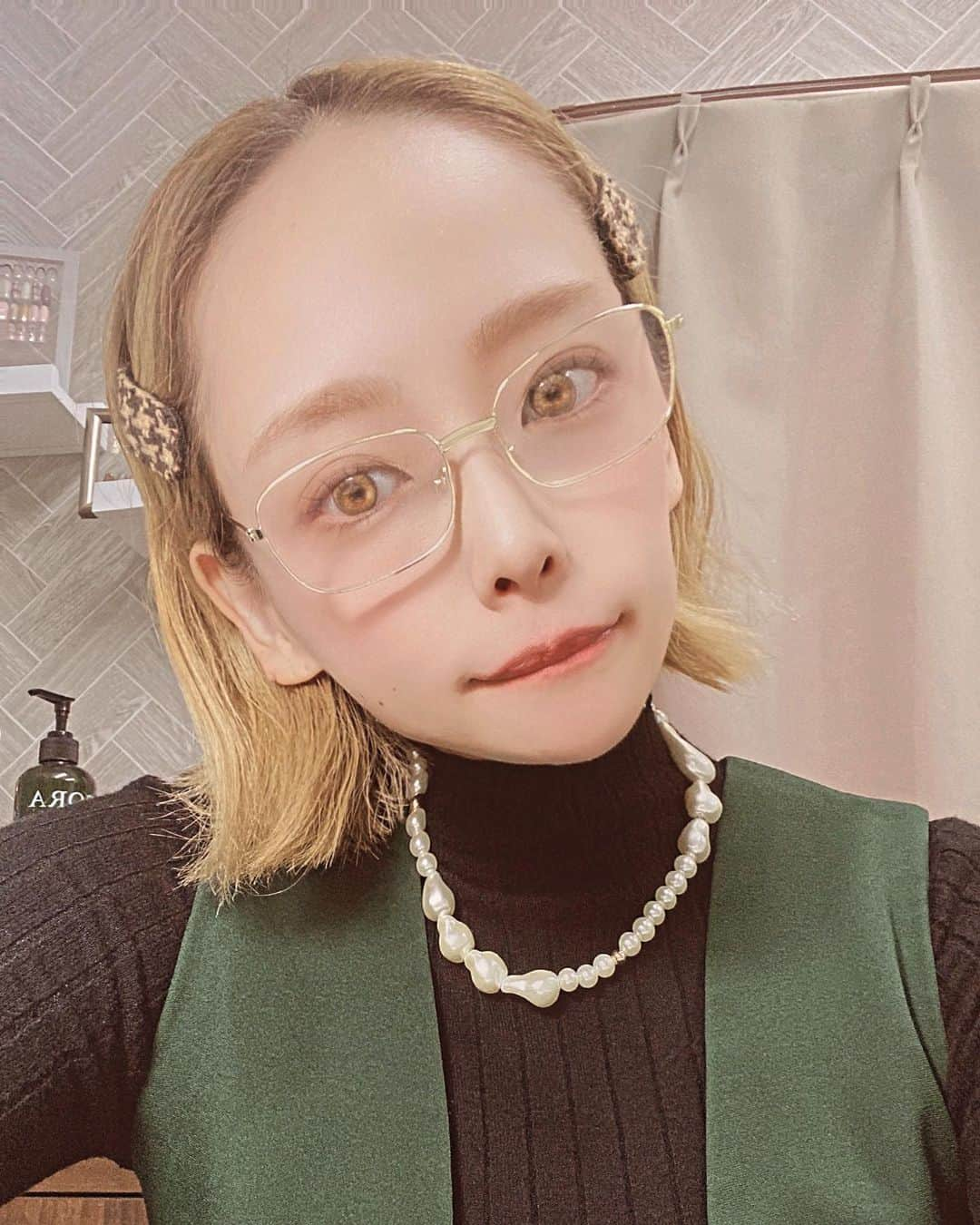 大谷雅恵さんのインスタグラム写真 - (大谷雅恵Instagram)「施術用の老眼鏡を金縁にしてみたら度数がキツすぎて目が回る案件。  でもよく見えそうではある。  最近調子どーですかー？ (急な投げかけ)  #秋ですね #金縁老眼鏡 #ハイトーンカラー #ボブ #ミニボブにしたい #お返事待ってます」10月17日 12時35分 - masababy225