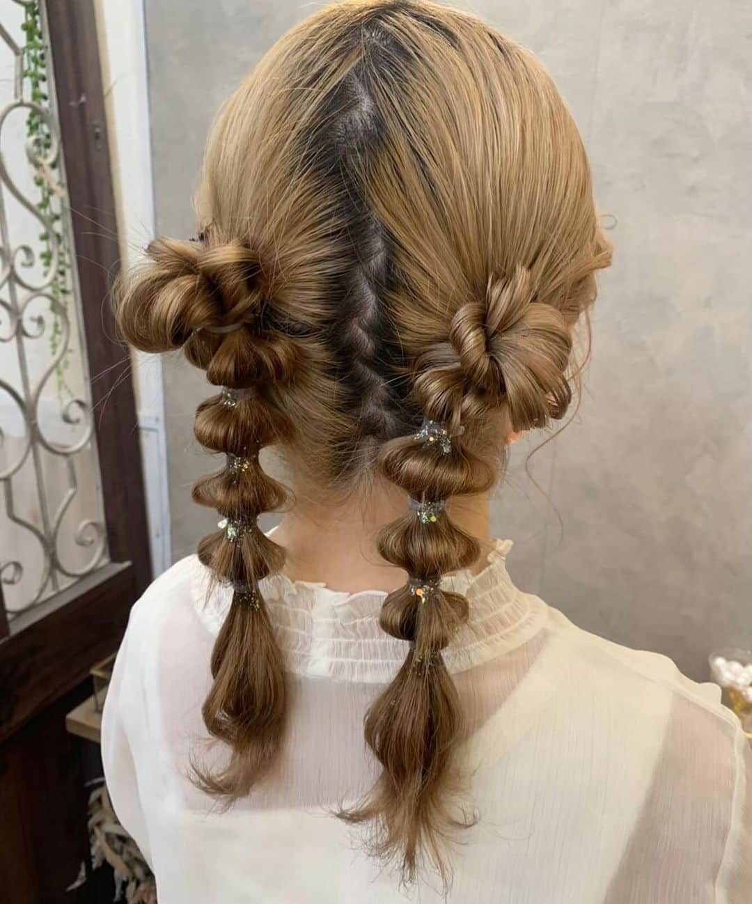 梅田ナチュラルセットサロンRiccoさんのインスタグラム写真 - (梅田ナチュラルセットサロンRiccoInstagram)「@hair_make_ricco  タイトツイン❤️  二次会などのパーティーシーンにも 意外とマッチする！🥂  普段のデート前やイベント前にも 最高に可愛いスタイルです✨  お問い合わせ Tel:06-6110-5933 LINE:@ricco_umeda  #梅田セットサロン #ハロウィンヘア  #ヘアセット #梅田ヘアセット #ユニバヘアメ  #ゆるふわ #ハーフアップ #ハーフツイン #ねじりアレンジ  #イベントヘア #推し活女子 #大人可愛い #お呼ばれヘア #参列ヘア」10月17日 12時40分 - hair_make_ricco