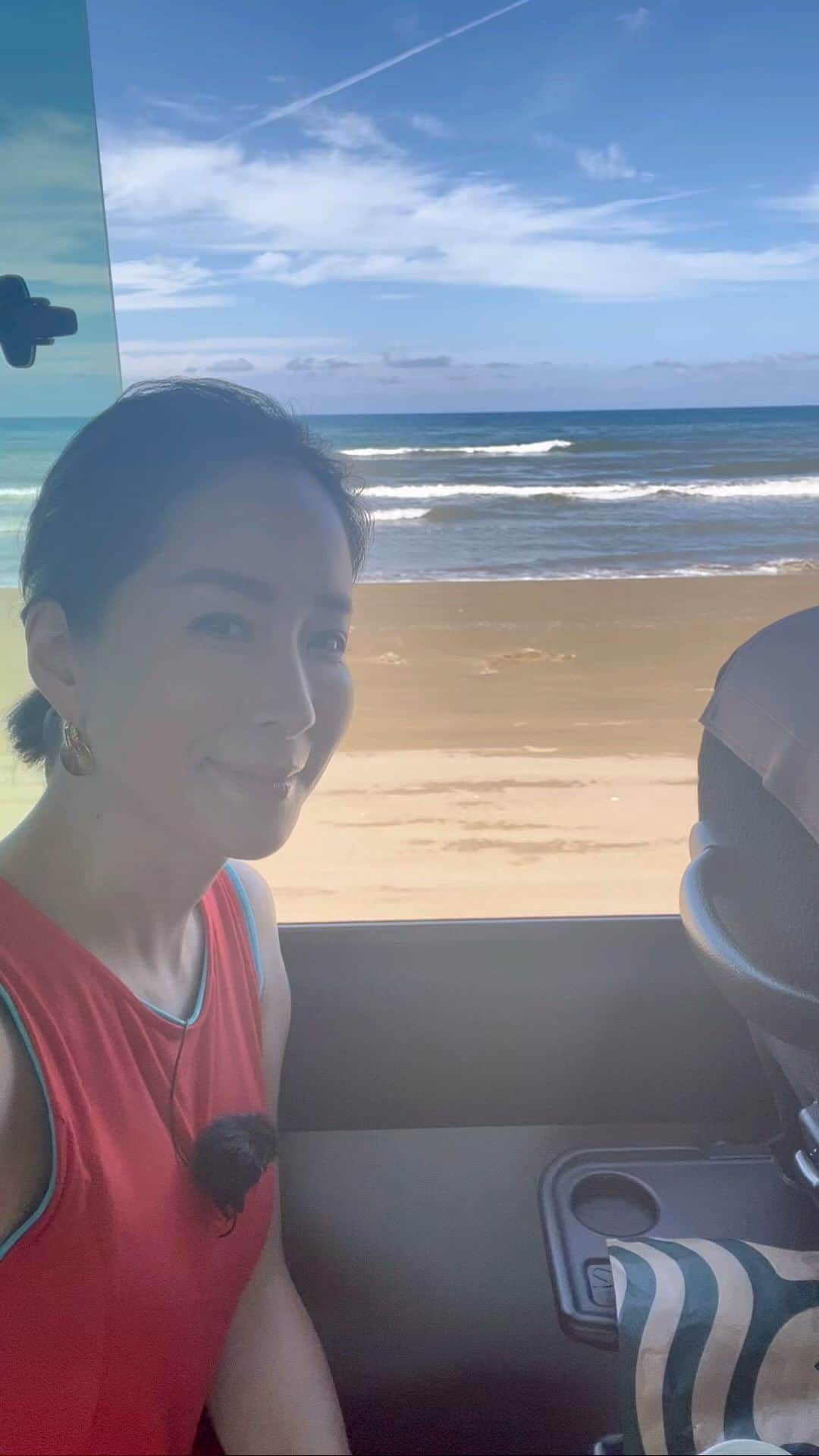 内田恭子のインスタグラム：「初めて！  ビーチを車で走る。最高！  #千里浜  #石川  #ロケ  #ハーフタイムツアーズ  #内田恭子  #kyokouchida」