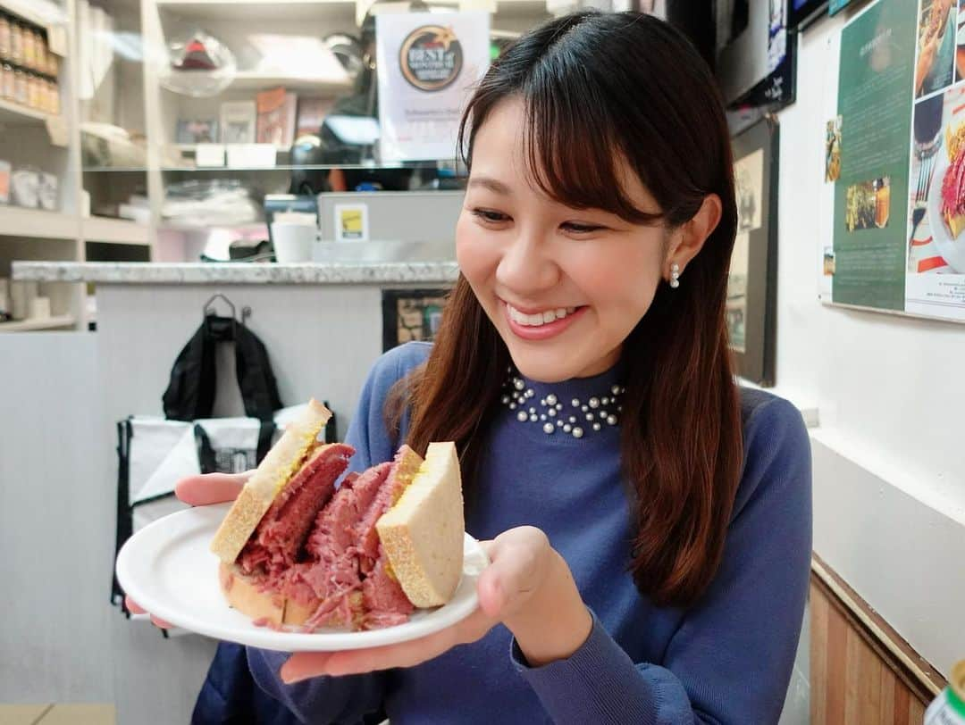 荒木優里のインスタグラム：「🥪 ✈️モントリオール旅行②✈️  モントリオール名物を食べに 「Schwarz’s」へ❣️ この日はスムーズに入れてとってもラッキーでしたが、 普段は行列の絶えない老舗の人気店です😆✨  スモークミートサンドイッチは ボリューム満点😳😳 燻製された牛肩バラ肉が 溢れんばかりに挟まれています❣️ でも脂っこくなく、スパイスがしっかり効いていて ペロリと食べられました💖  気になるもう一つのご当地グルメはプーティン👀 ポテトの上にグレービーソースをかけ、 チーズやお肉をのせたもの🍟✨ 大好きなコンビネーションで、 予想通りに美味しかった〜😋🩷  グルメは旅の大きな楽しみだ😍😍  #モントリオール #モントリオール旅行 #montreal  #smokedmeat #smokedmeatsandwich #スモークミート #poutine #プーティン #schwartz #アメリカ生活 #アメリカ暮らし #ニューヨーク #ニューヨーク生活  #ニューヨーク暮らし #ニューヨーク在住 #Newyork #NYC #NY #アメリカ在住日本人 #帯同妻 #渡米記録 #海外生活 #travel #trip #旅行好き #アナウンサー #フリーアナウンサー #荒木優里 #荒木優里のゆるりアメリカ生活」